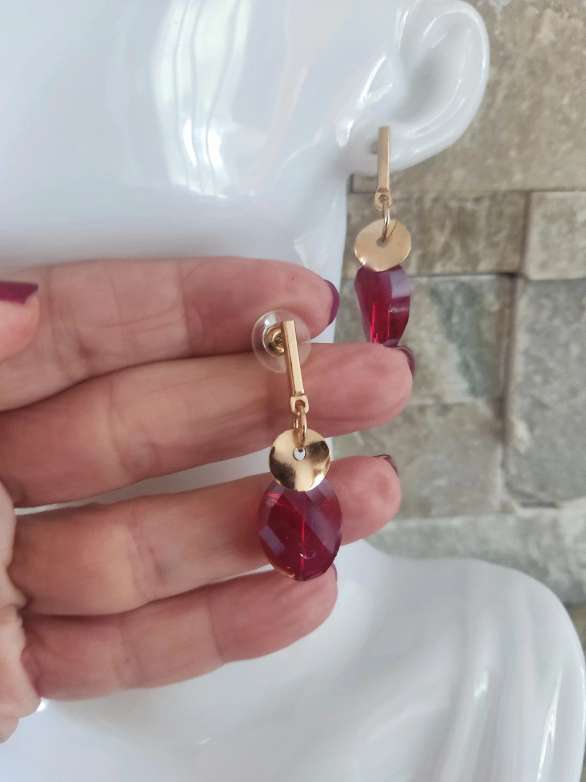 🔥 Bonito conjunto de pulsera y pendientes dorados con abalorios rojos 4