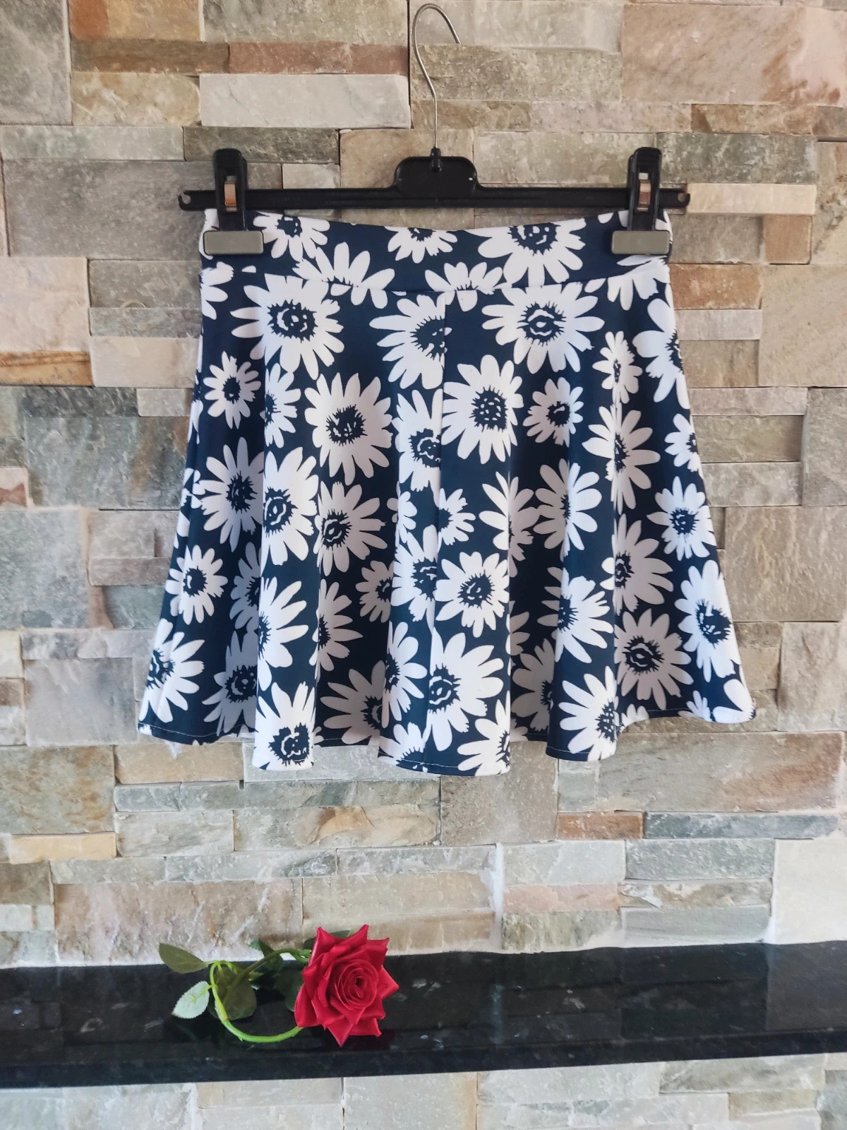 🔥 Minifalda con vuelo color azul marino con flores blancas – taille S / 36 / 8 3