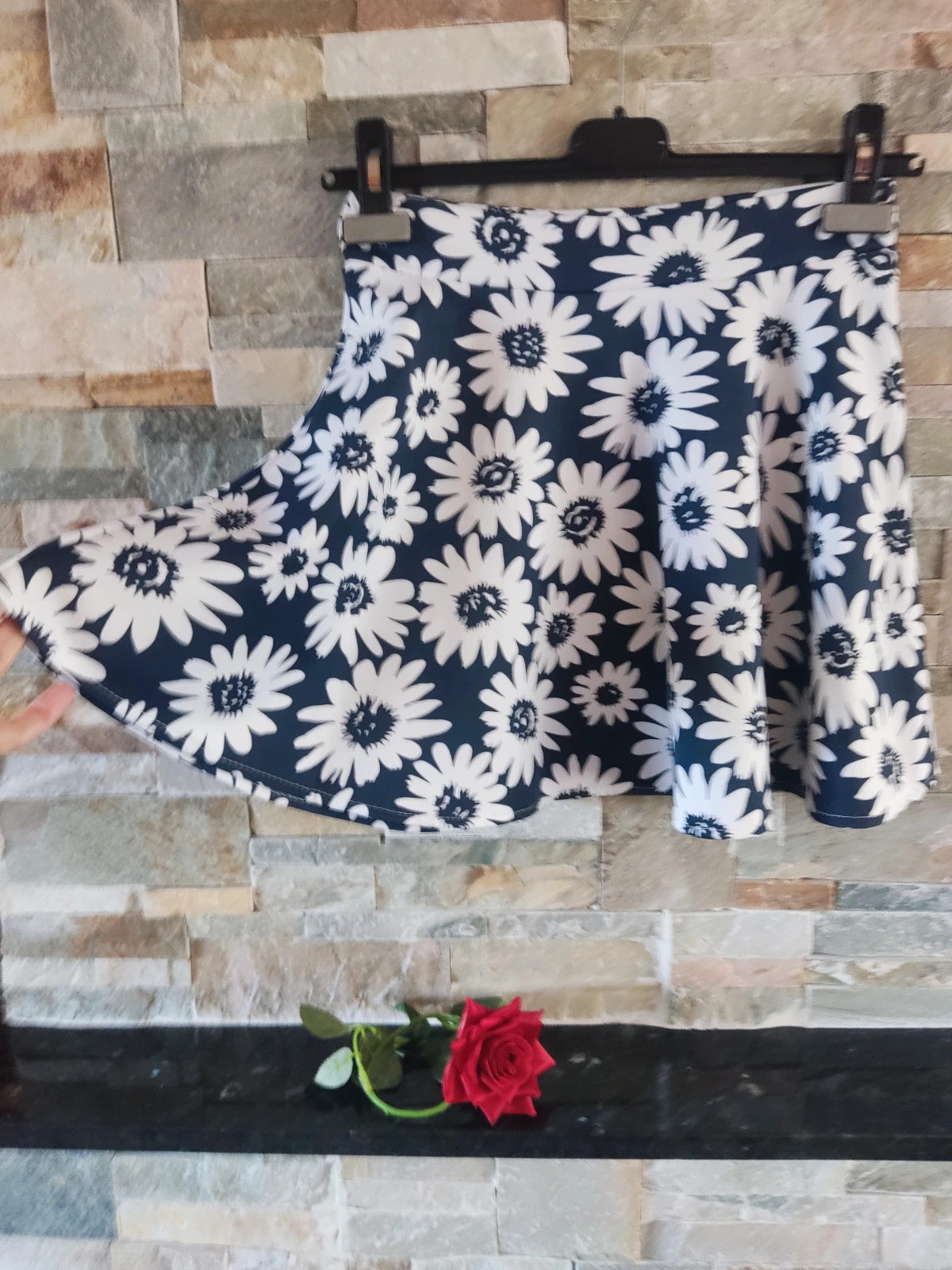 🔥 Minifalda con vuelo color azul marino con flores blancas – taille S / 36 / 8 2