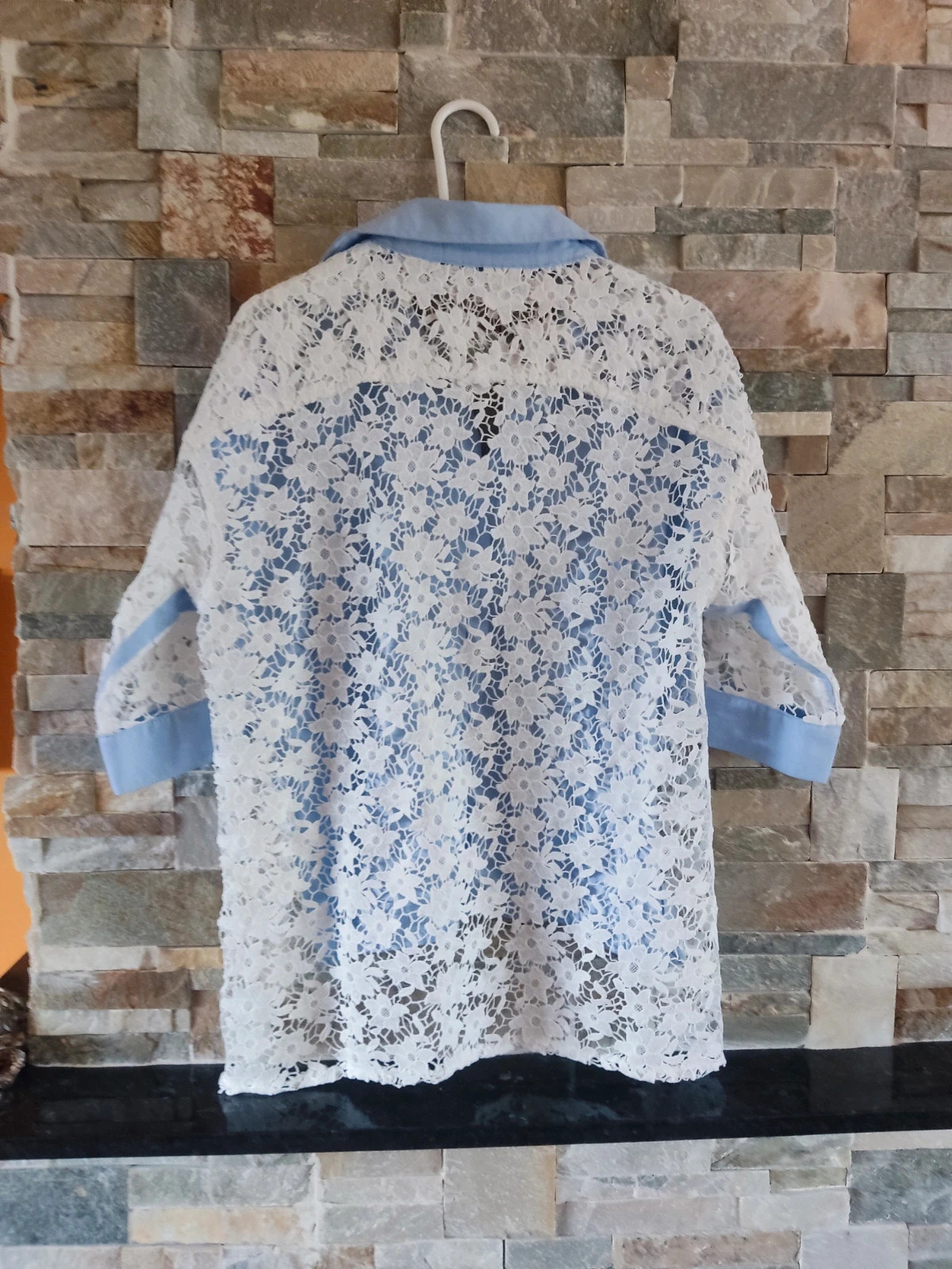 🔥Preciosa camisa azul con crochet blanco en mangas y espalda – VerySimple – taille XXXL / 46 / 18 5
