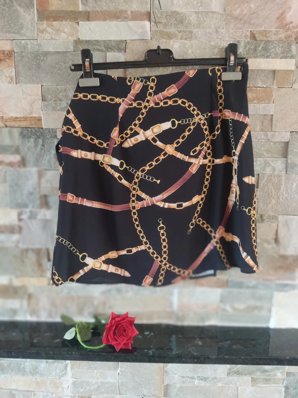 🔥 Minifalda negra con bonito estampado de cadenas – taille M / 38 / 10 4
