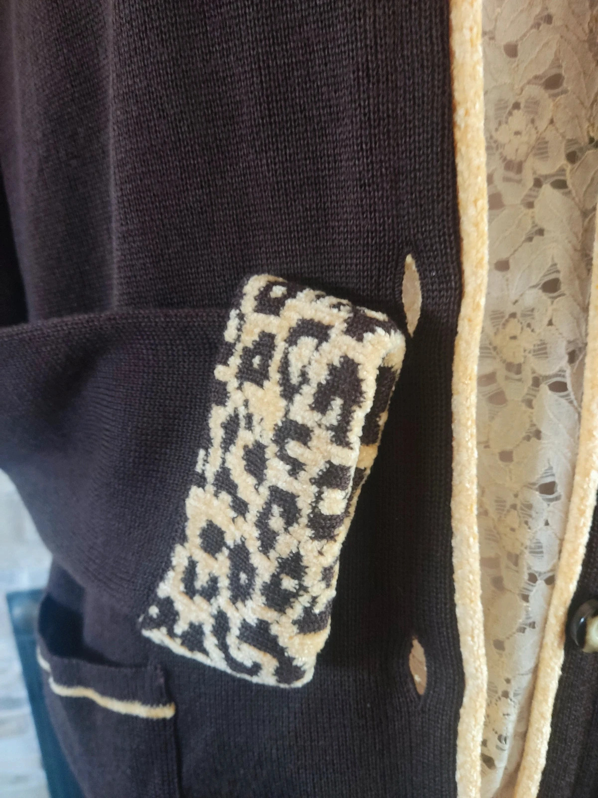 🔥Chaqueta de punto marrón con la original estampado tono mostaza en cuello y puños – casadella – taille XXL / 44 / 16 5