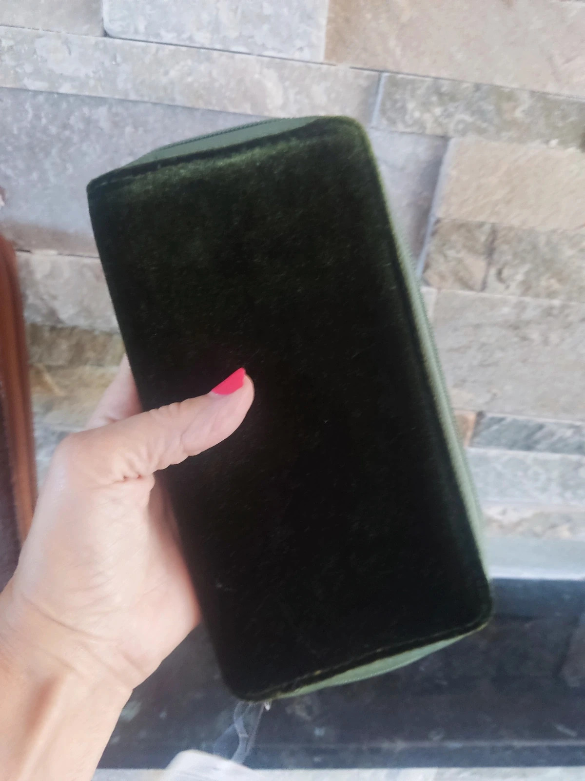 🔥Dos prácticas carteras de terciopelo marrón y verde con cremallera y compartimentos – Angelina 3