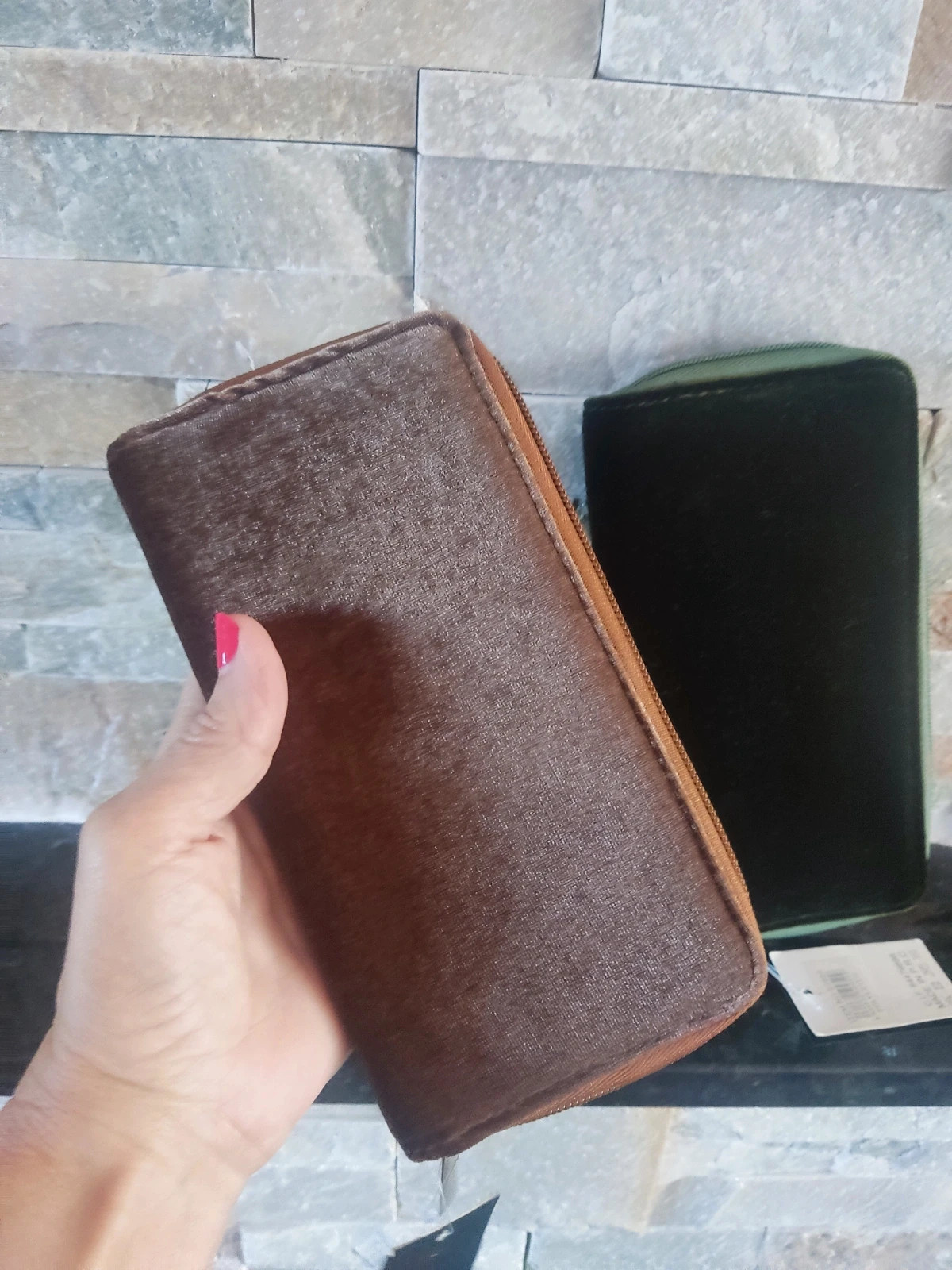🔥Dos prácticas carteras de terciopelo marrón y verde con cremallera y compartimentos – Angelina 2