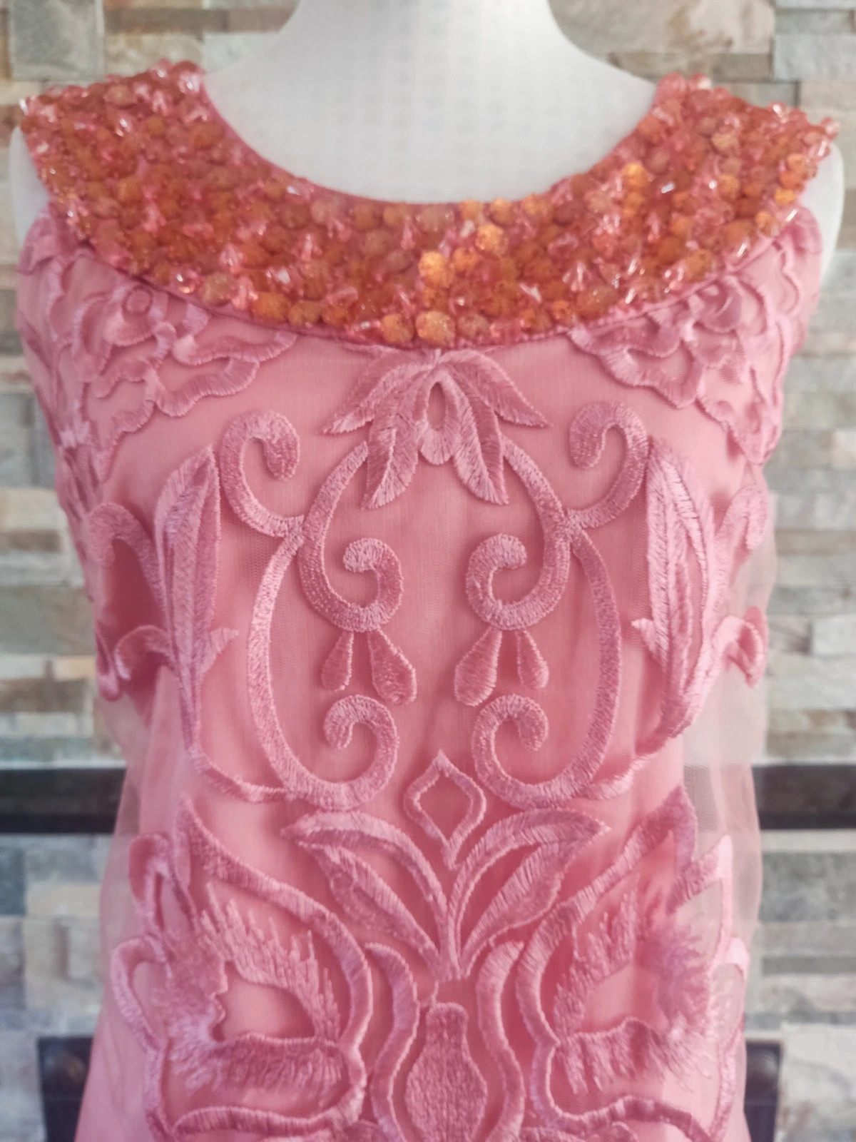 🔥 Maravilloso vestido de gasa bordada rosa con original cuello de abalorios – Olimara – taille XXXL / 46 / 18 4