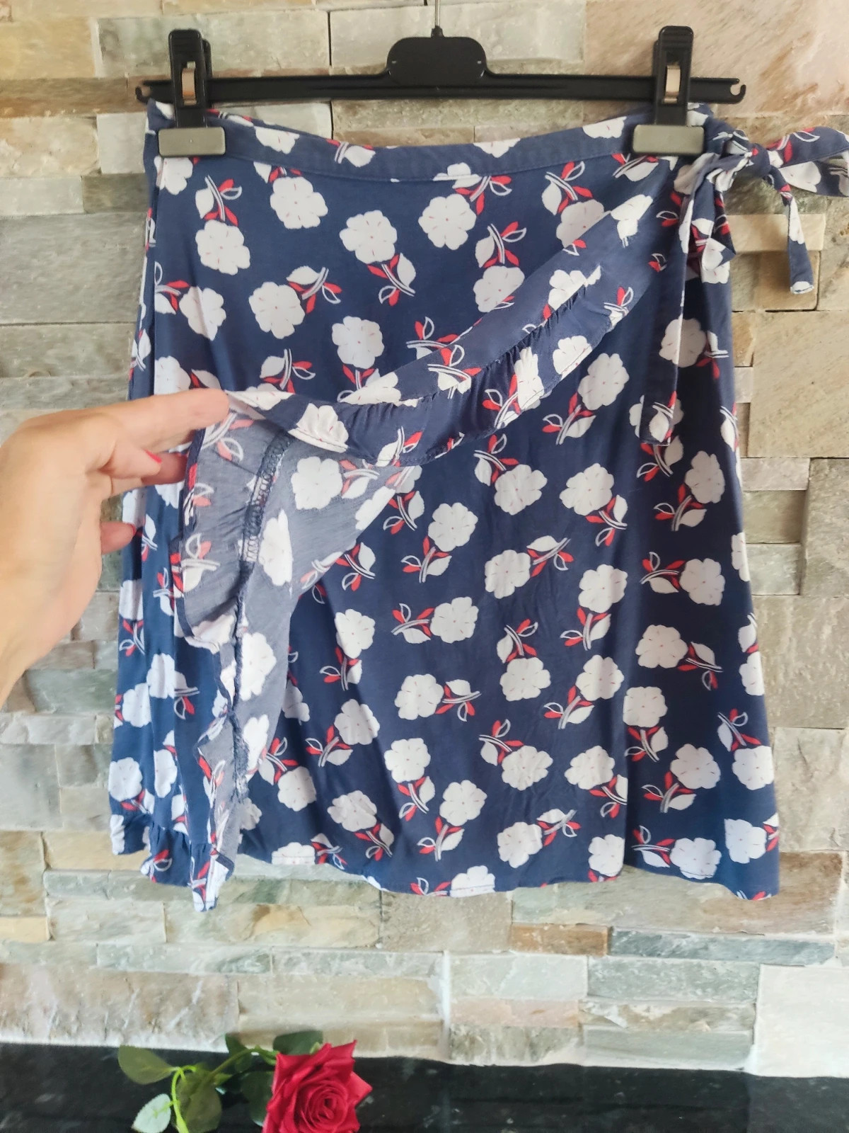 🔥 Minifalda cruzado color azul con flores blancas y rojas – Gambettes Box – taille M / 38 / 10 2