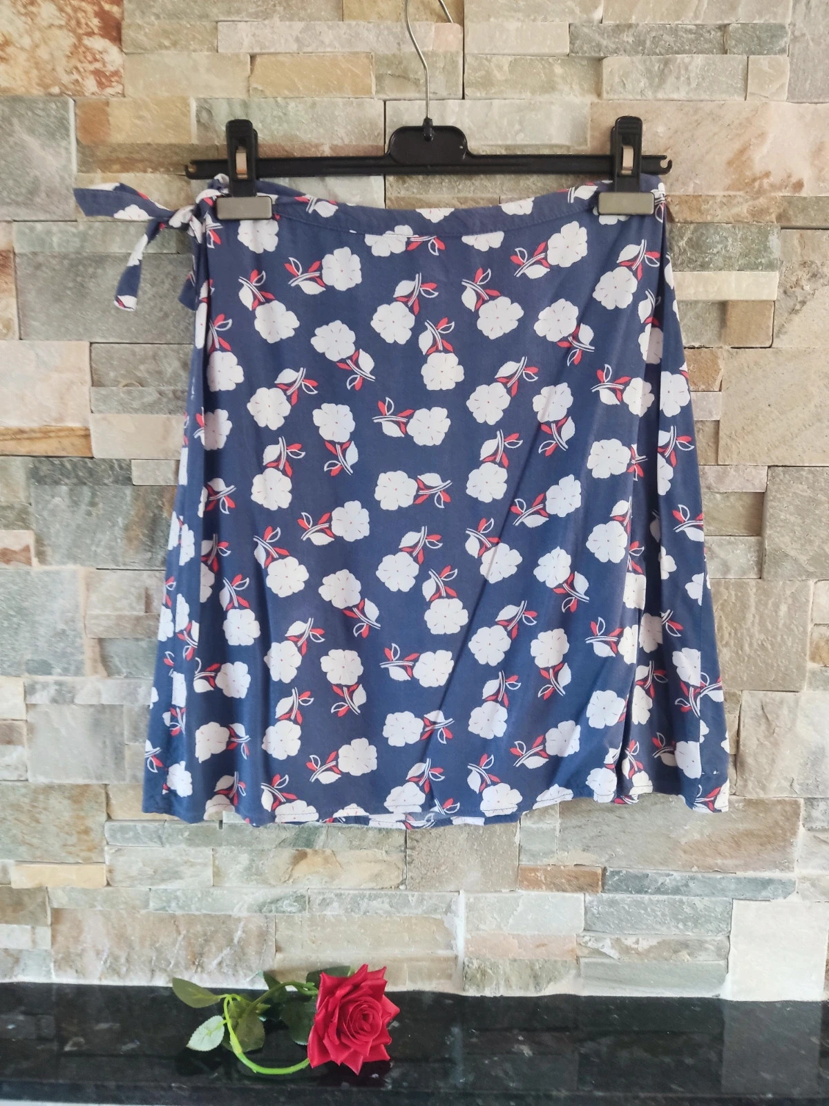 🔥 Minifalda cruzado color azul con flores blancas y rojas – Gambettes Box – taille M / 38 / 10 5