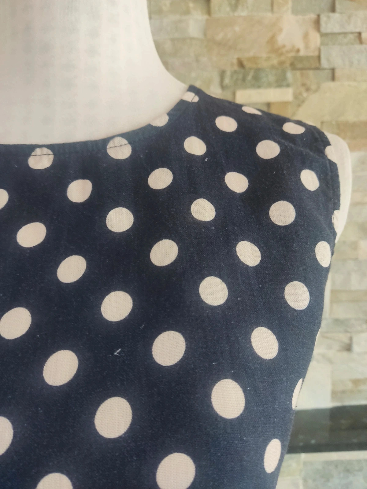 🔥Blusa básica sin mangas azul marino con topos beige – taille XL / 42 / 14 3