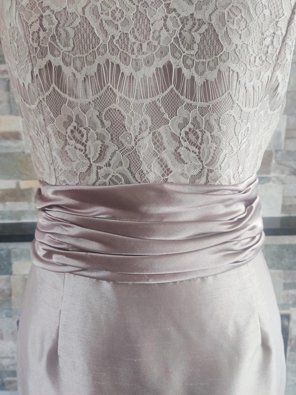 🔥 Maravilloso vestido para eventos tono dorado con blonda en la parte superior – Zeila Donna – taille XL / 42 / 14 5