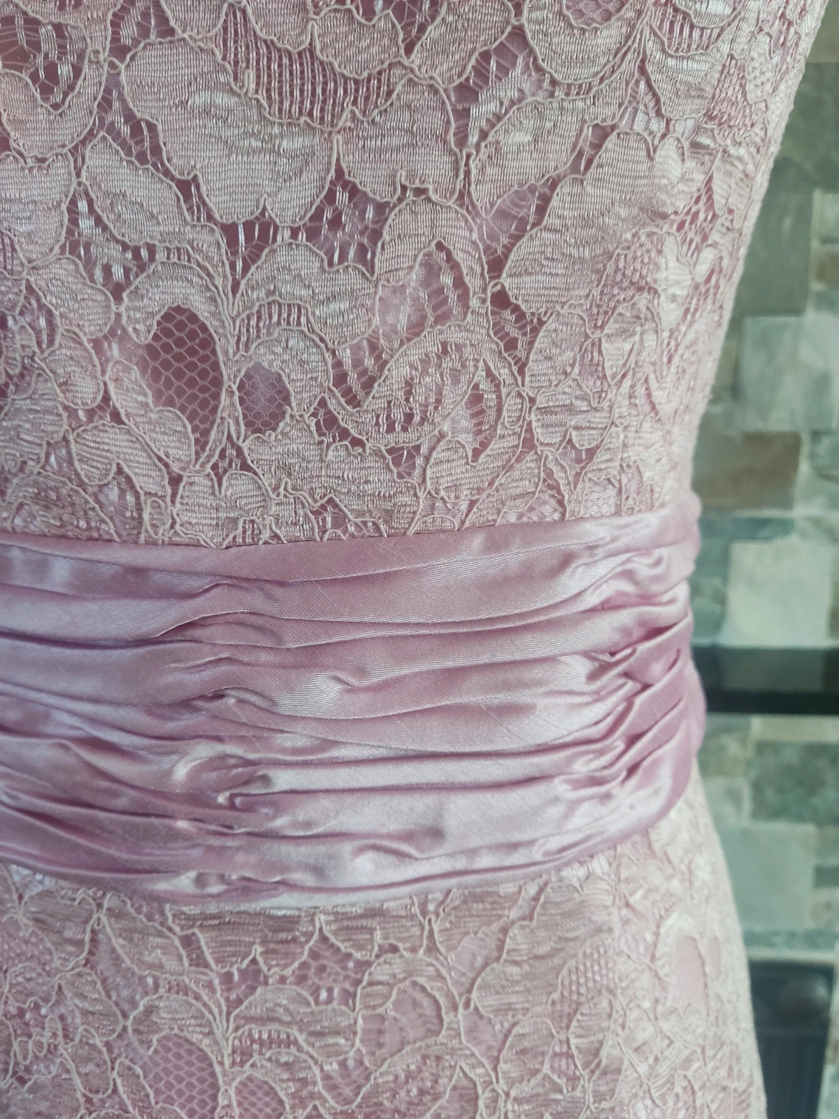 🔥Perfecto vestido para eventos de blonda rosa con cinturón de raso arrugadito, de Zeila – zeila collection – taille XL / 42 / 14 4
