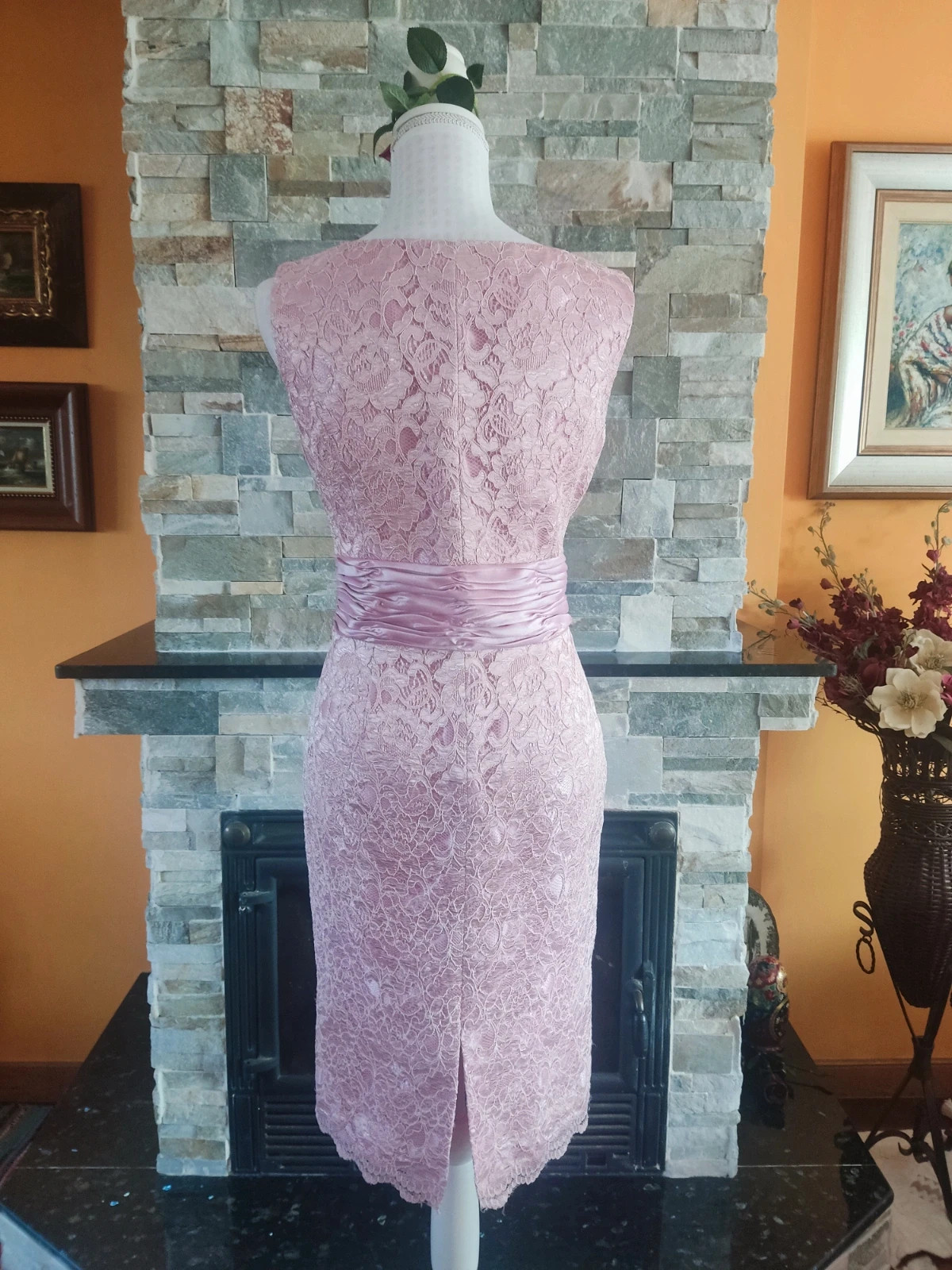 🔥Perfecto vestido para eventos de blonda rosa con cinturón de raso arrugadito, de Zeila – zeila collection – taille XL / 42 / 14 5