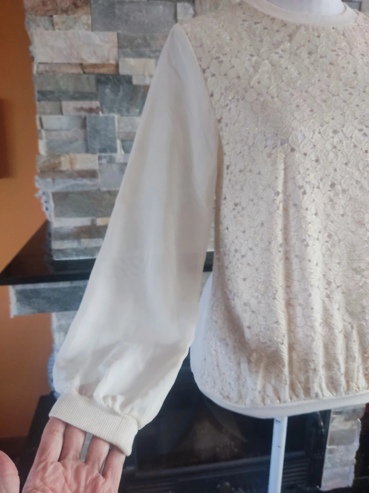 🔥Blusa preciosa de gasa tono crema con bordados con brillos dorados delante – Atmosphere – taille M / 38 / 10 4