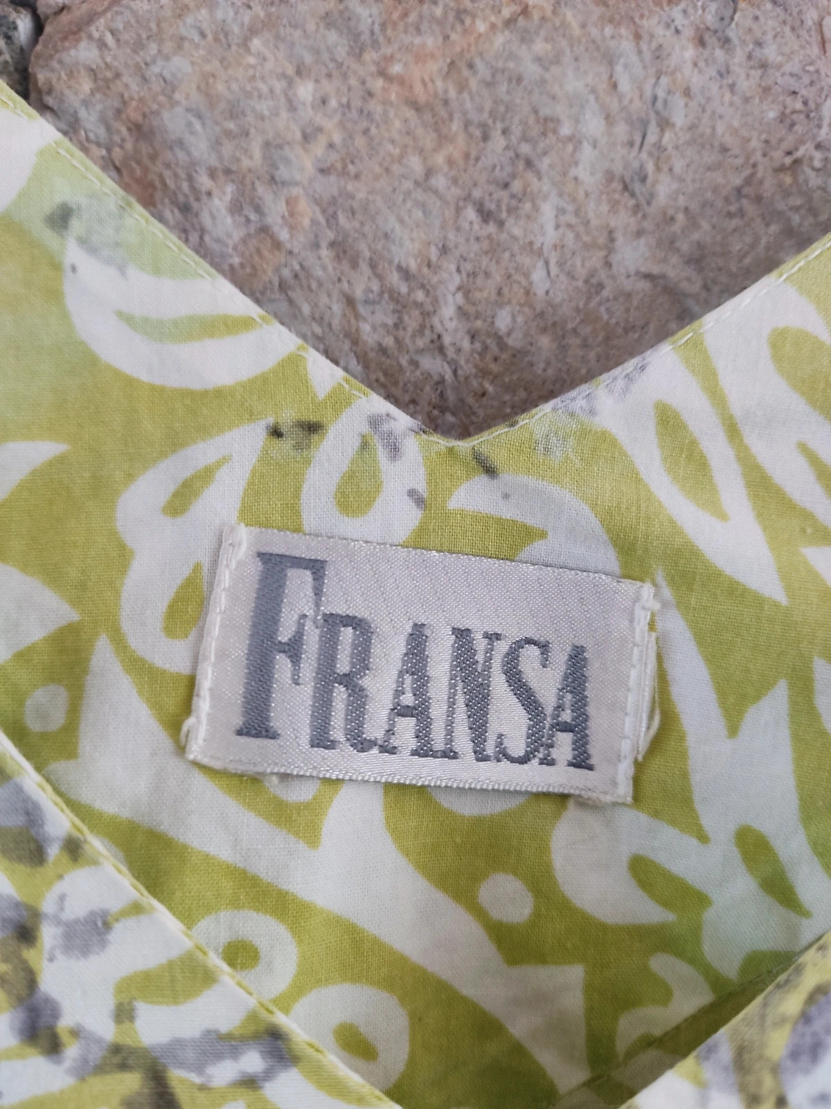 🔥Top con tirantes anchos estampado tonos verde, blanco y gris con abalorios plateados – Fransa – taille L / 40 / 12 5