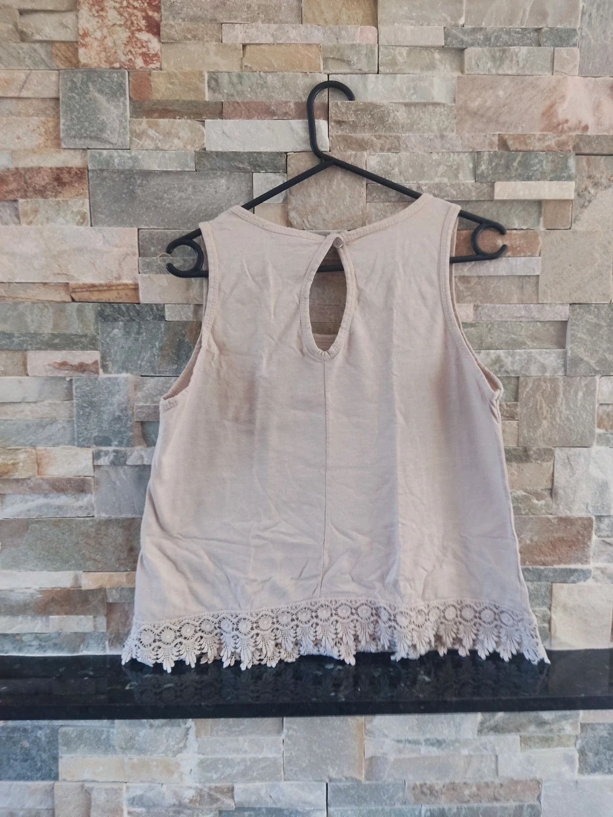 🔥Bonita camiseta beige de tirantes con tira de crochet en el bajo – taille L / 40 / 12 5
