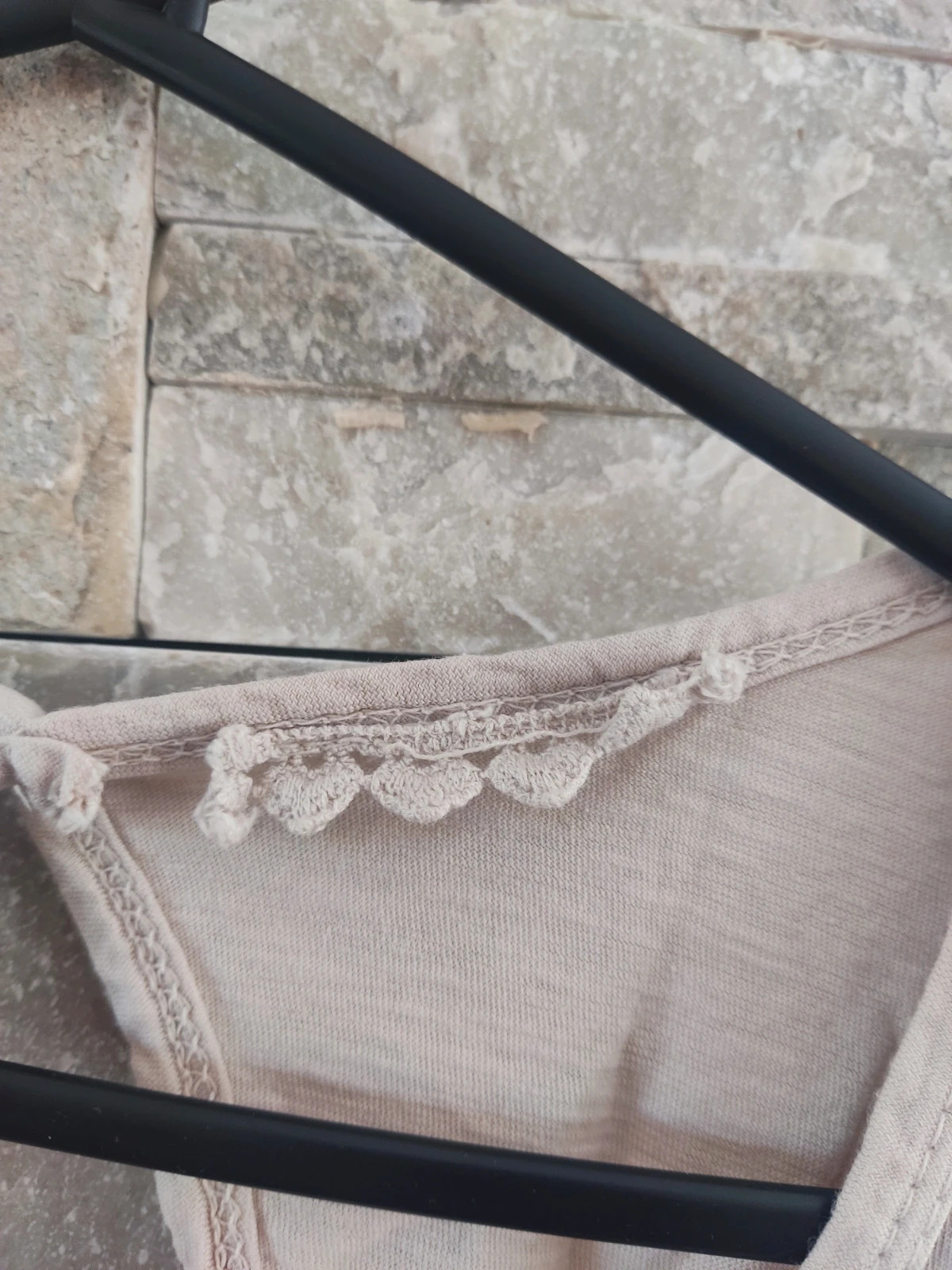🔥Bonita camiseta beige de tirantes con tira de crochet en el bajo – taille L / 40 / 12 4