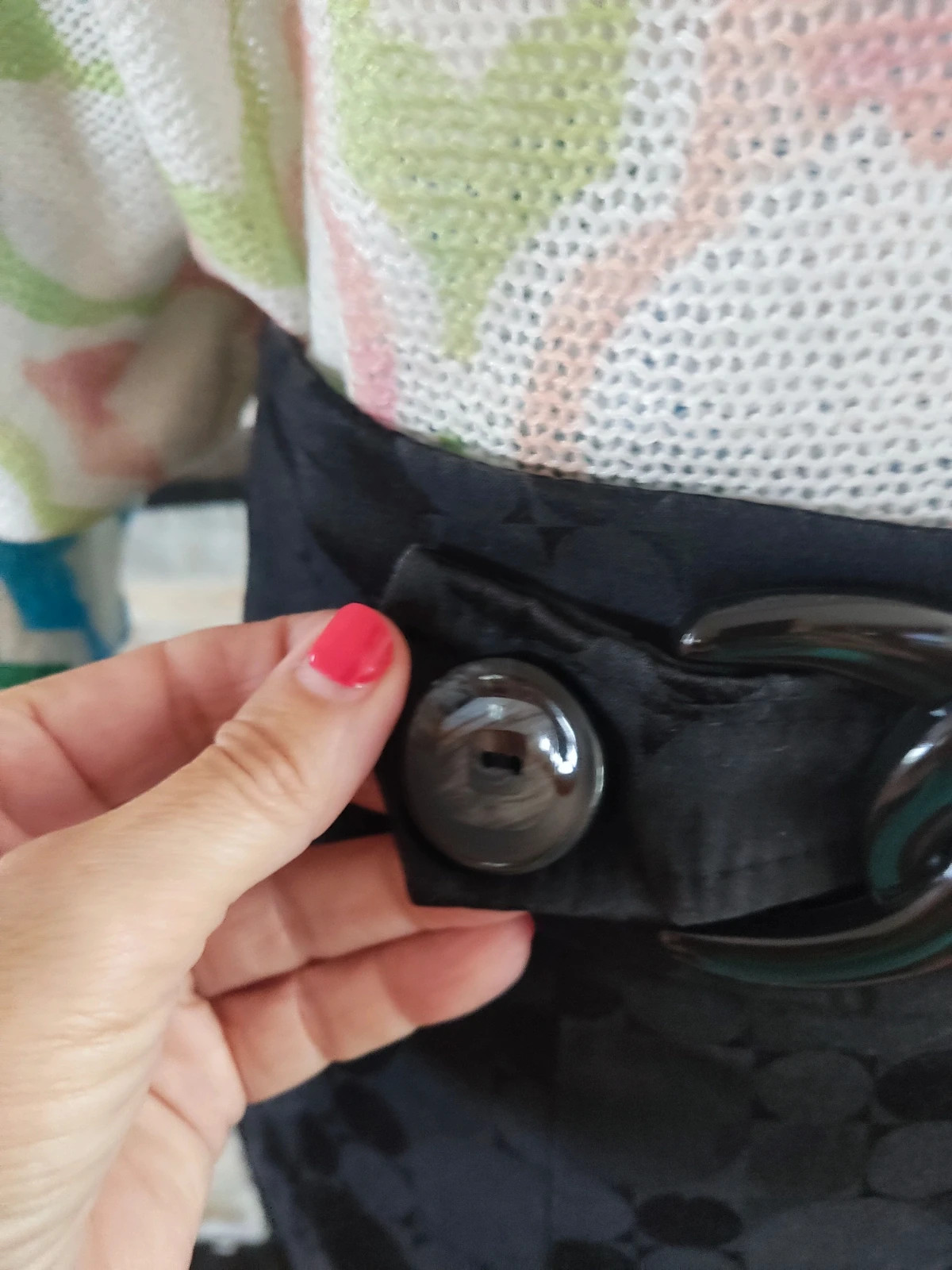 🔥Bonita falda negra con original aplicación en cintura de dos botones y en el centro un nudo – taille M / 38 / 10 3