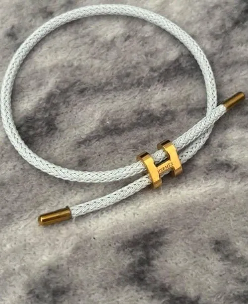 Bracelet corde blanche détails dorés