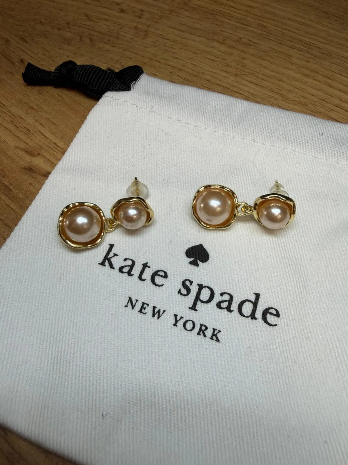 Boucles d'oreilles pendantes perles dorées 4