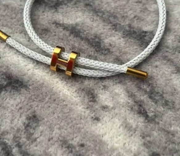 Bracelet corde blanche détails dorés 4