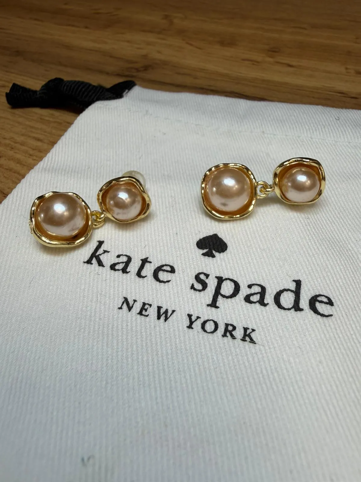 Boucles d'oreilles pendantes perles dorées 2