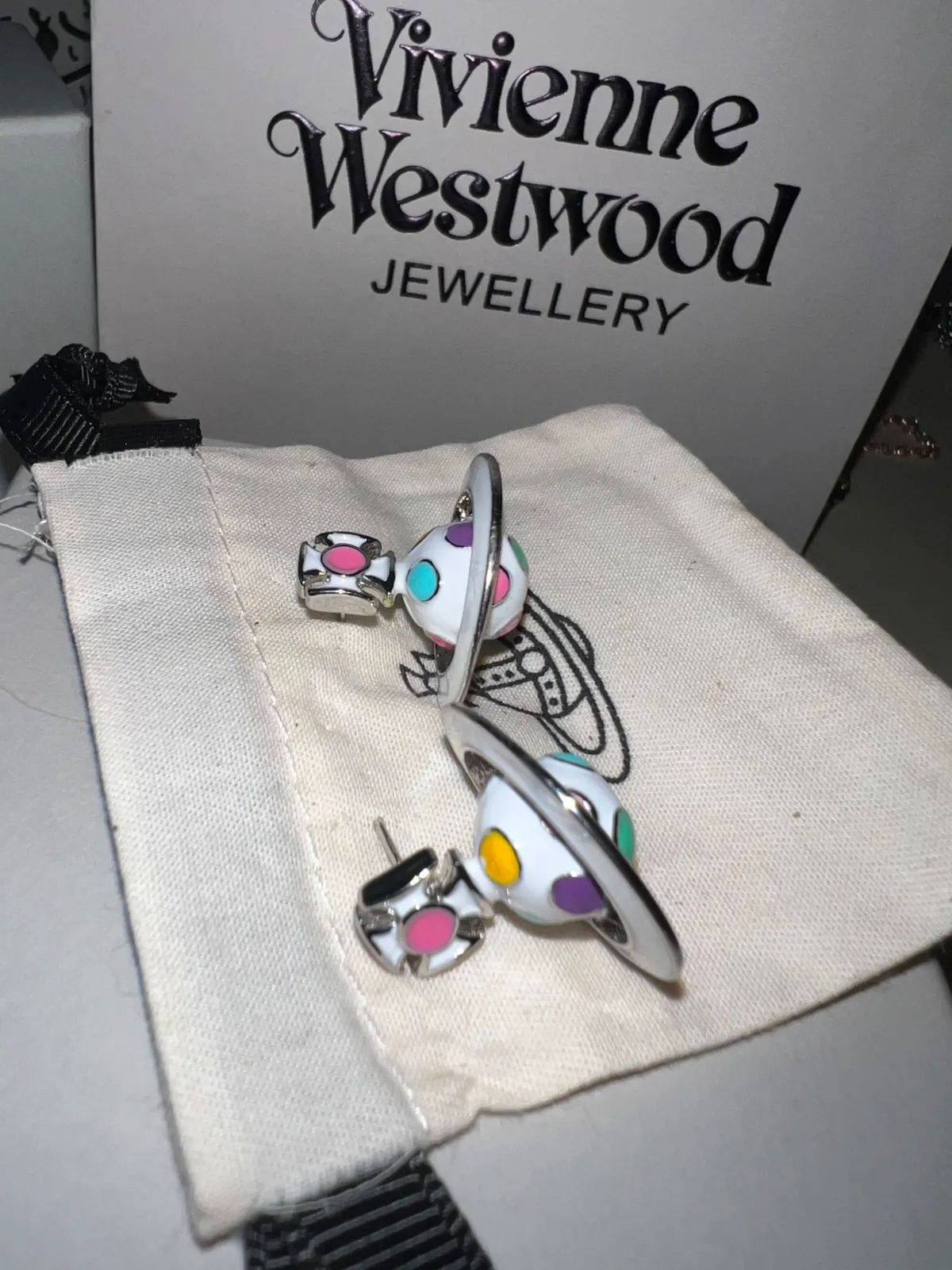 Boucles d'oreilles Vivienne Westwood colorées 3