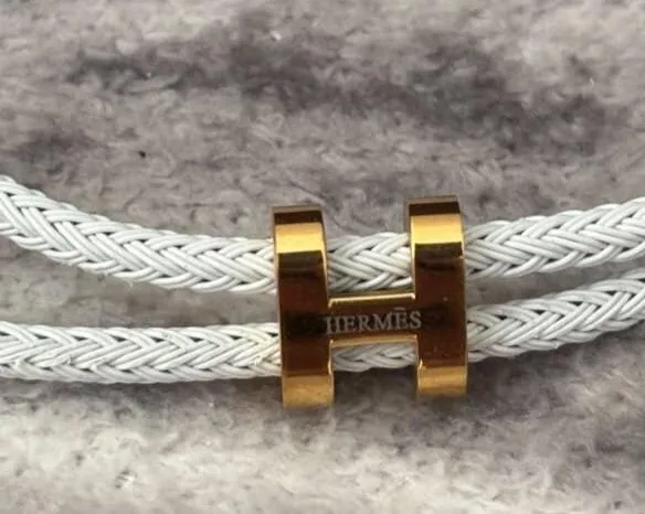 Bracelet corde blanche détails dorés 5