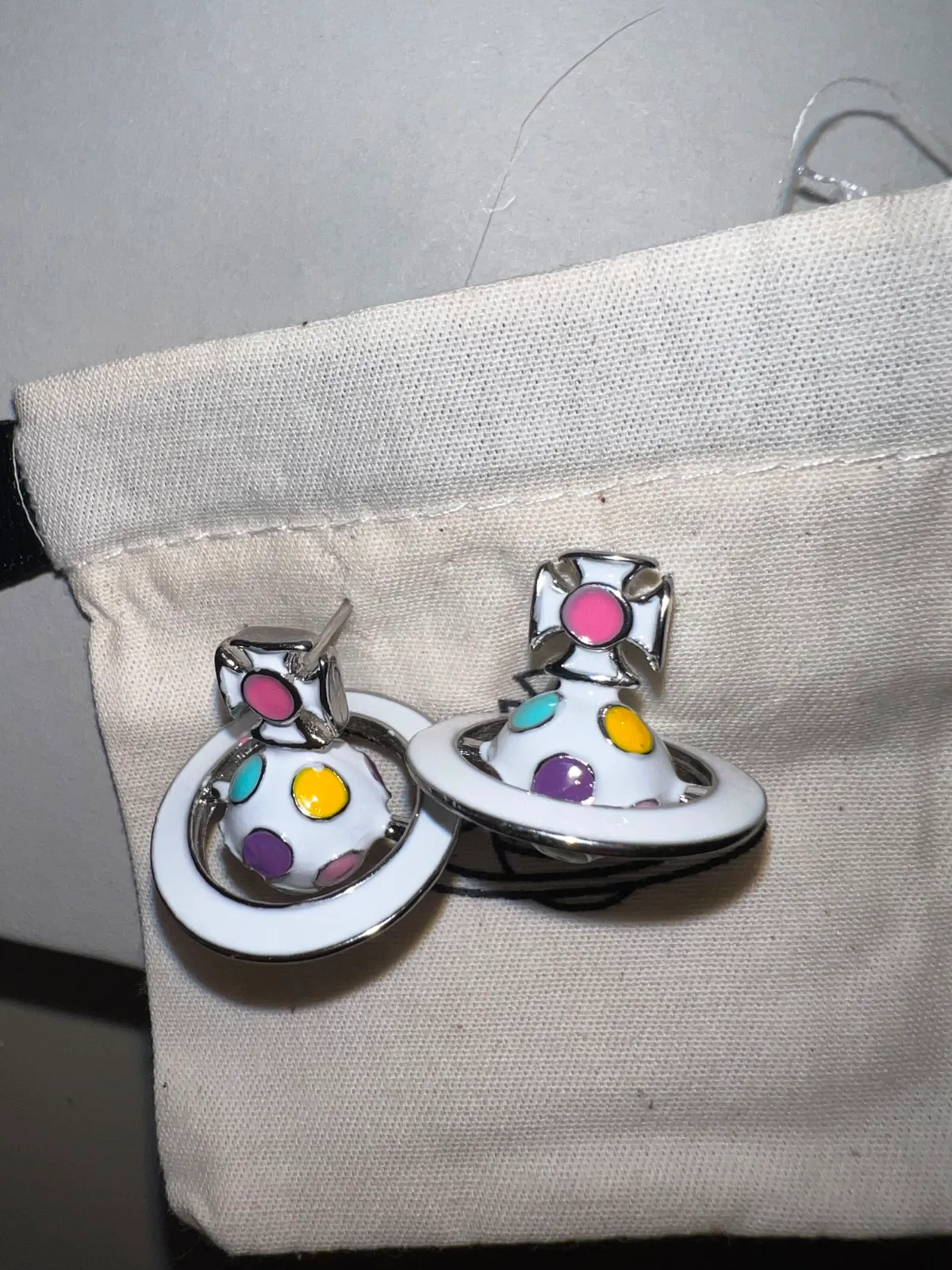 Boucles d'oreilles Vivienne Westwood colorées 5