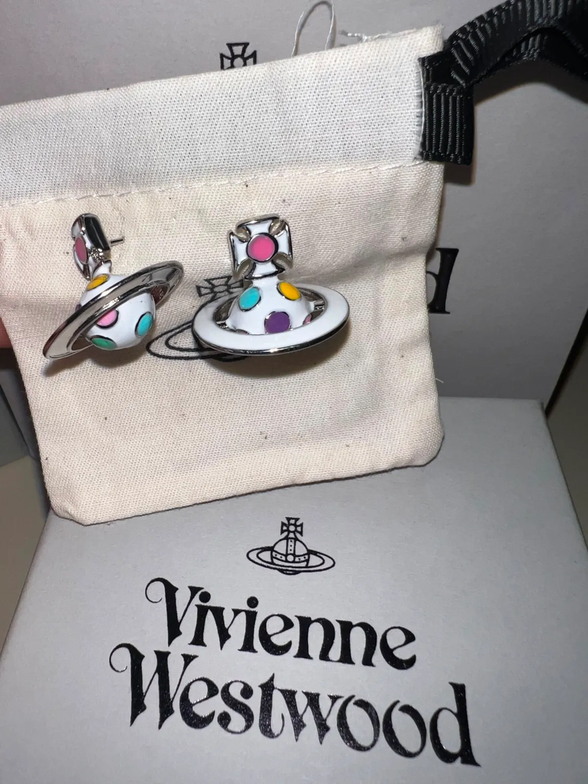 Boucles d'oreilles Vivienne Westwood colorées 4