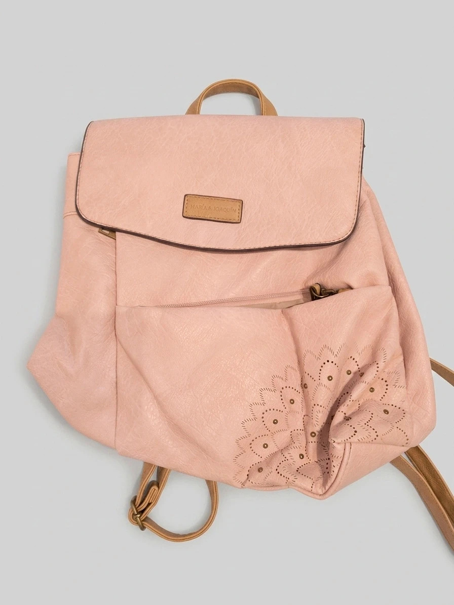 Mochila rosa con detalle calado