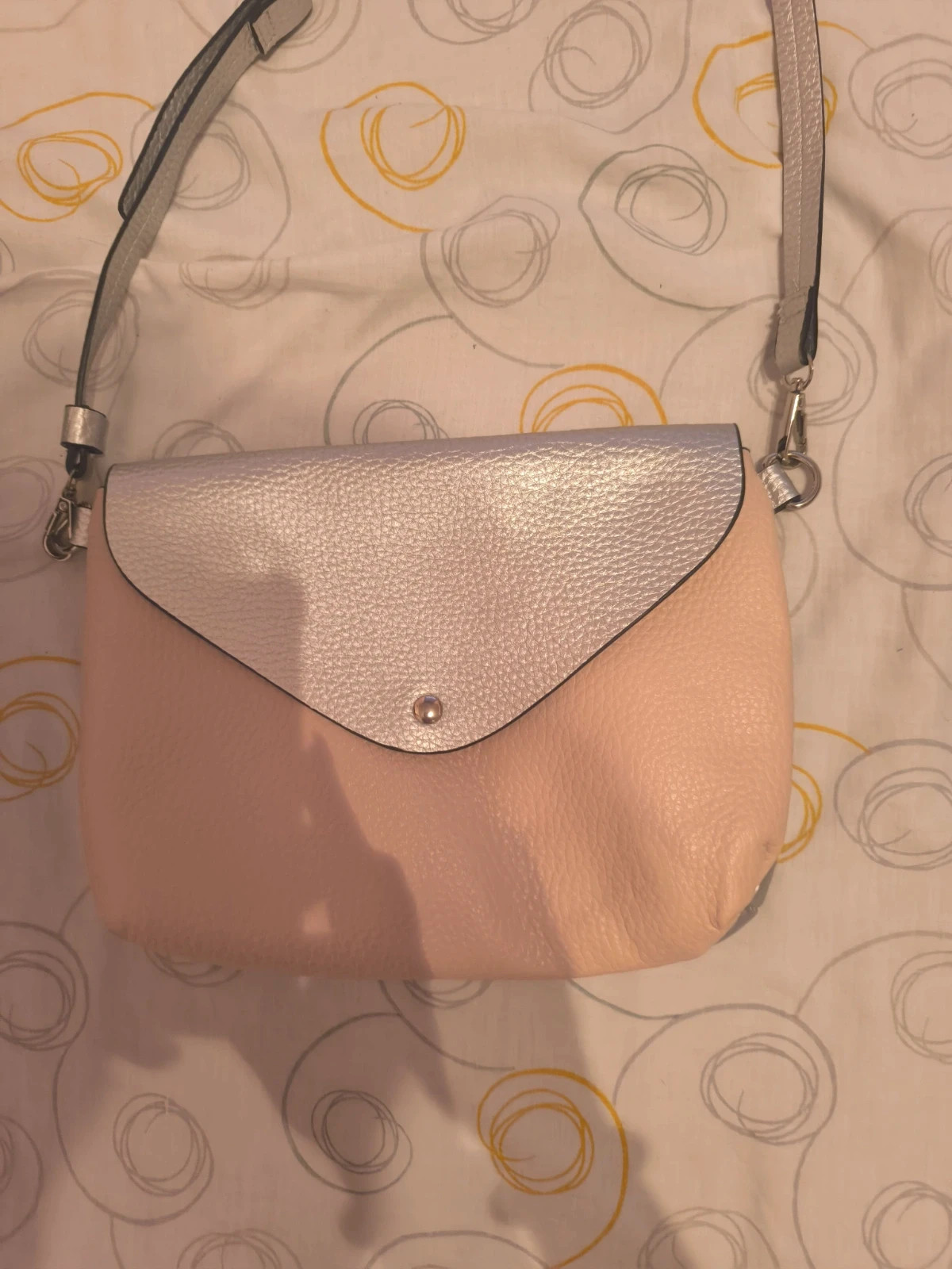 Bolso bandolera bicolor rosa y plata
