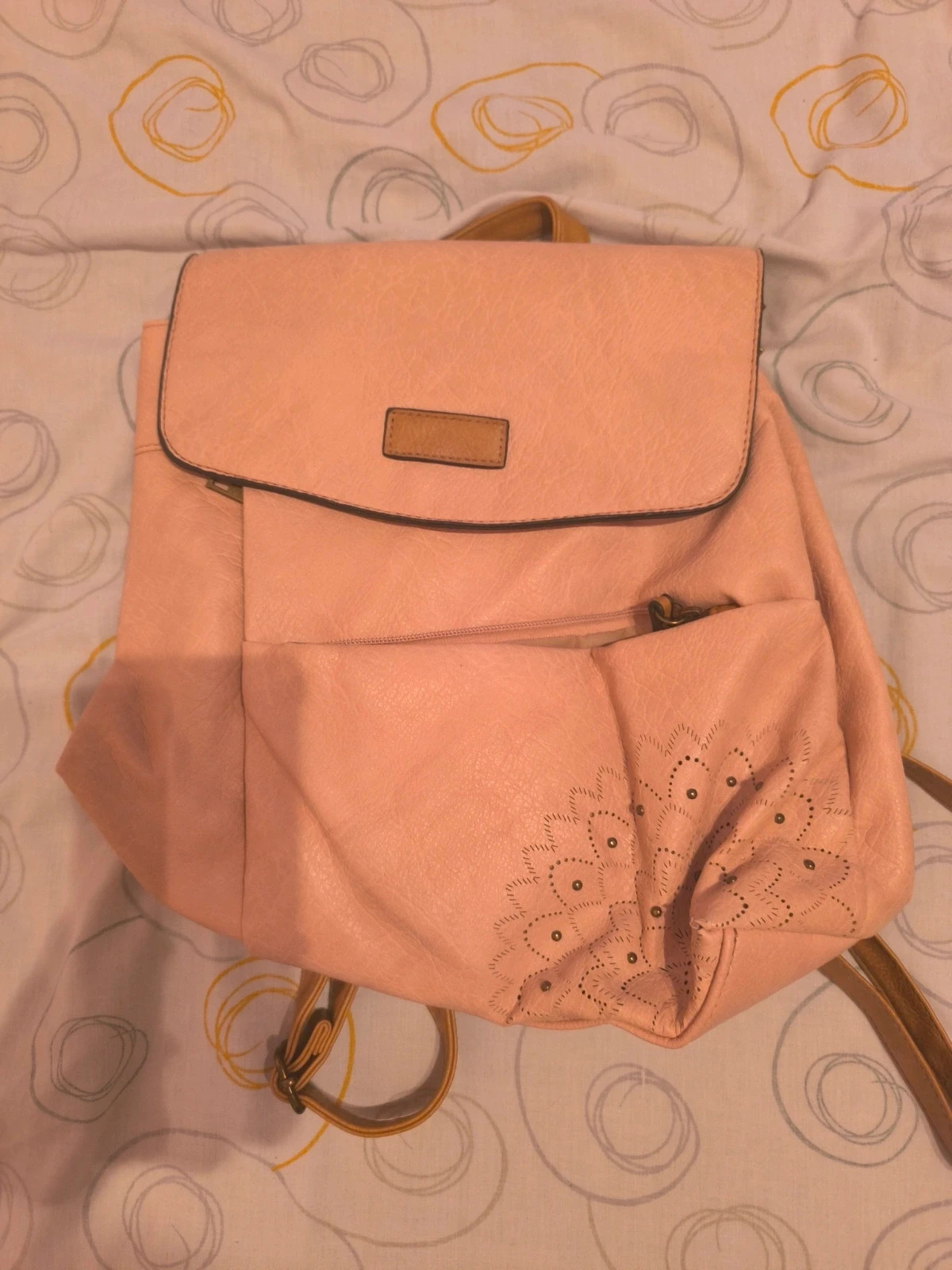 Mochila rosa palo con detalles calados
