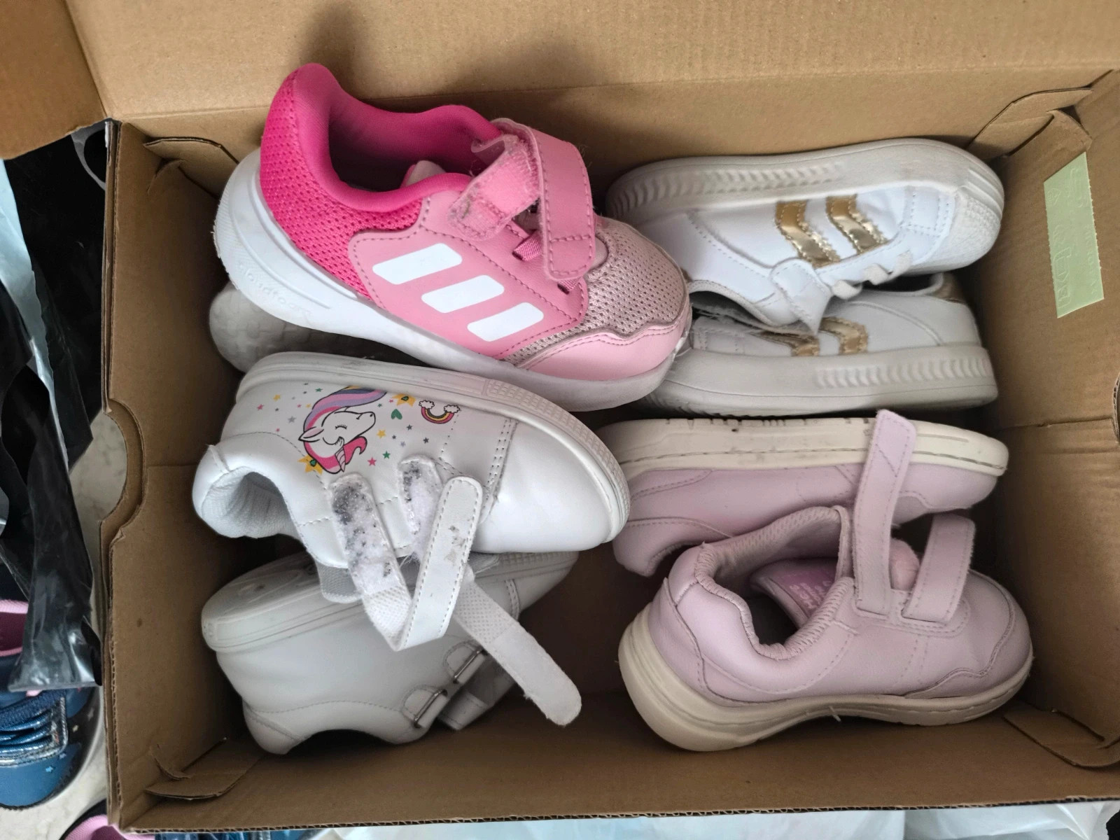 Lote 4 pares zapatillas infantiles – taille 23