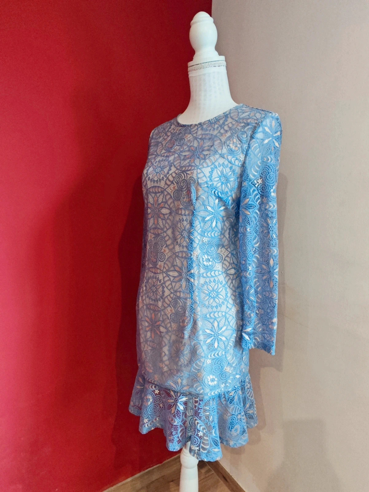 🌺 Elegante vestido entallado de blonda malva y dorada con volante en el bajo – taille XL / 42 / 14 2