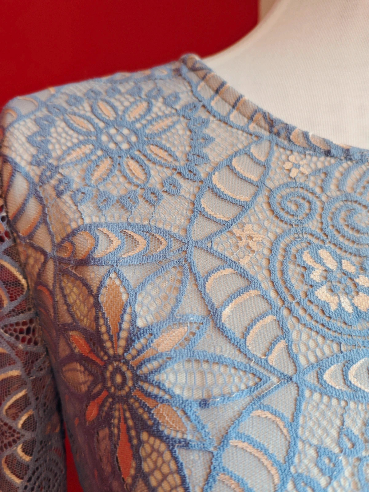 🌺 Elegante vestido entallado de blonda malva y dorada con volante en el bajo – taille XL / 42 / 14 3