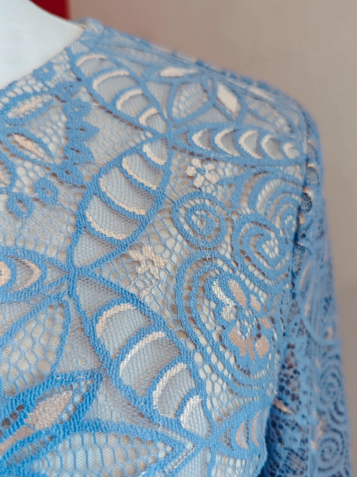 🌺 Elegante vestido entallado de blonda malva y dorada con volante en el bajo – taille XL / 42 / 14 4