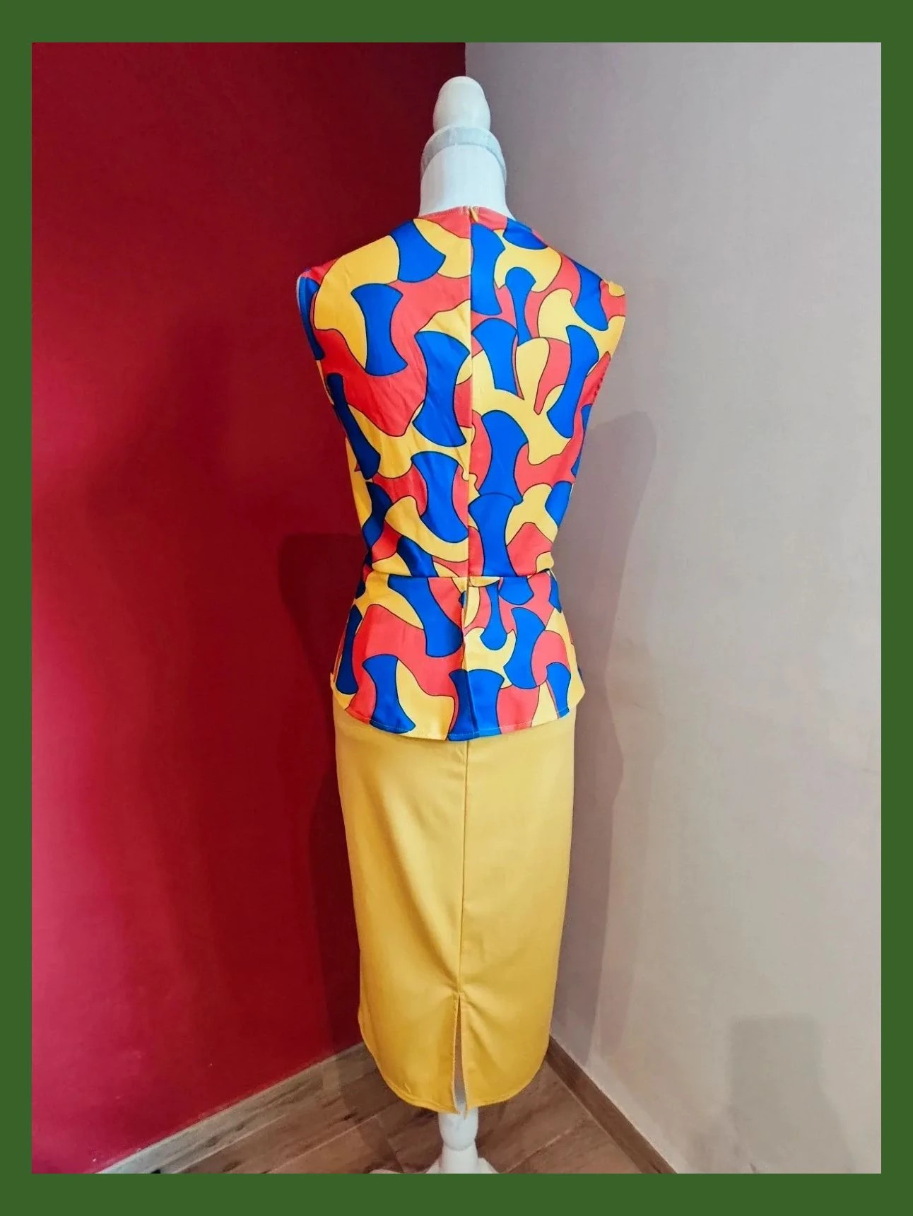 🌺 Vestido entallado con volante en cintura, estampado multicolor arriba y falda amarilla – Vintage – taille XXL / 44 / 16 5