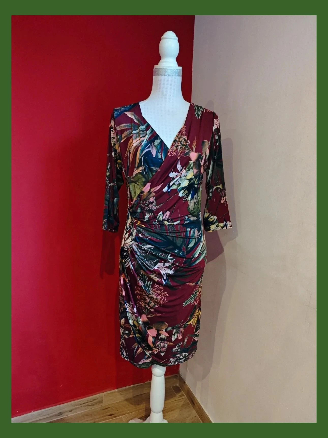 🌺 Vestido granate con estampado tonos otoñales, cruzado delante