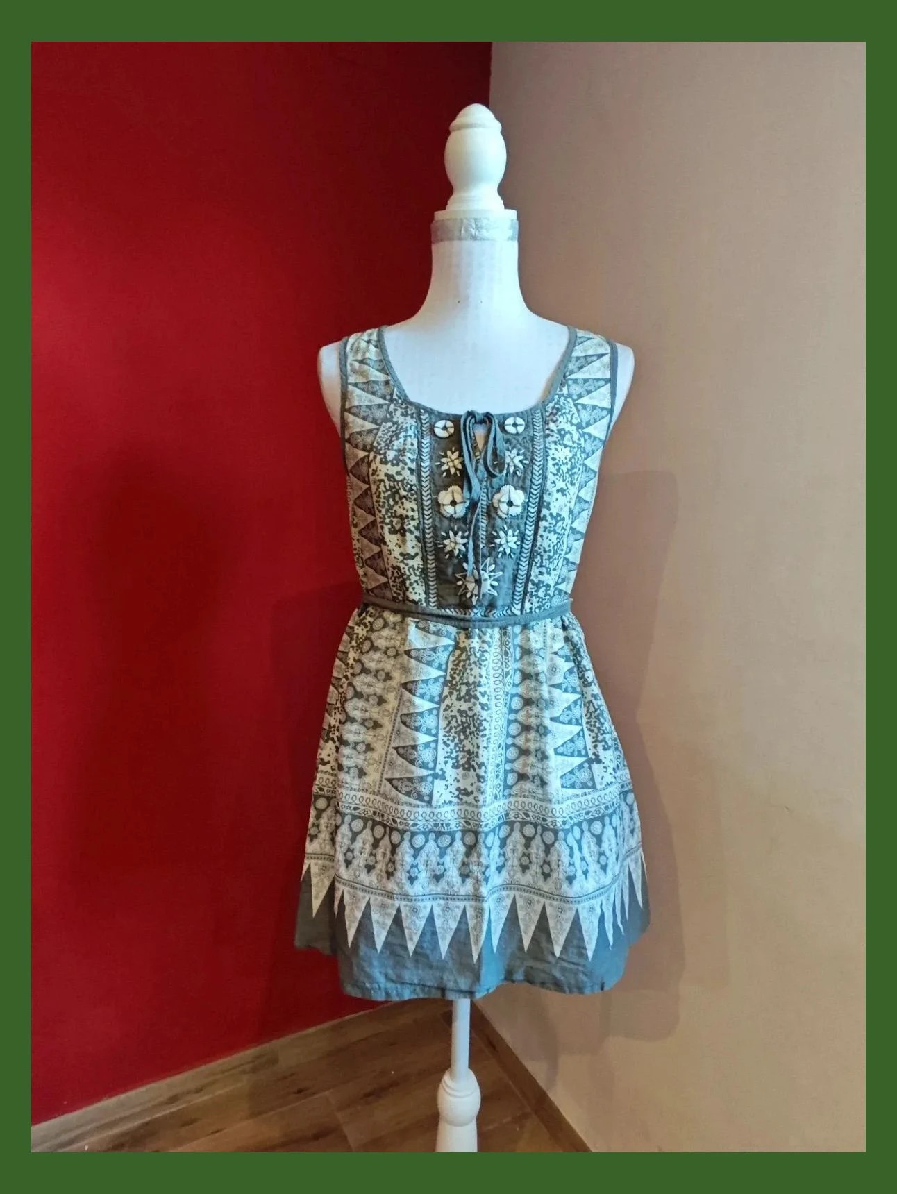 🌺 Vestido mini de algodón estampado gris y crema con bordados y abalorios en escote – Mas Fashion – taille L / 40 / 12