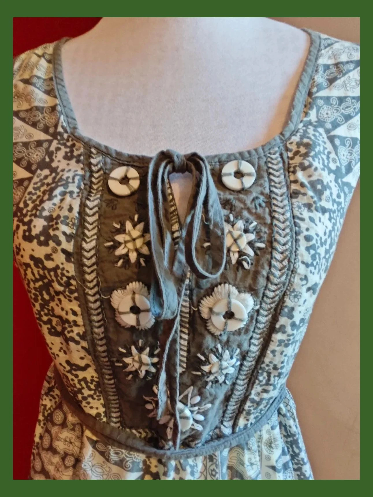 🌺 Vestido mini de algodón estampado gris y crema con bordados y abalorios en escote – Mas Fashion – taille L / 40 / 12 3