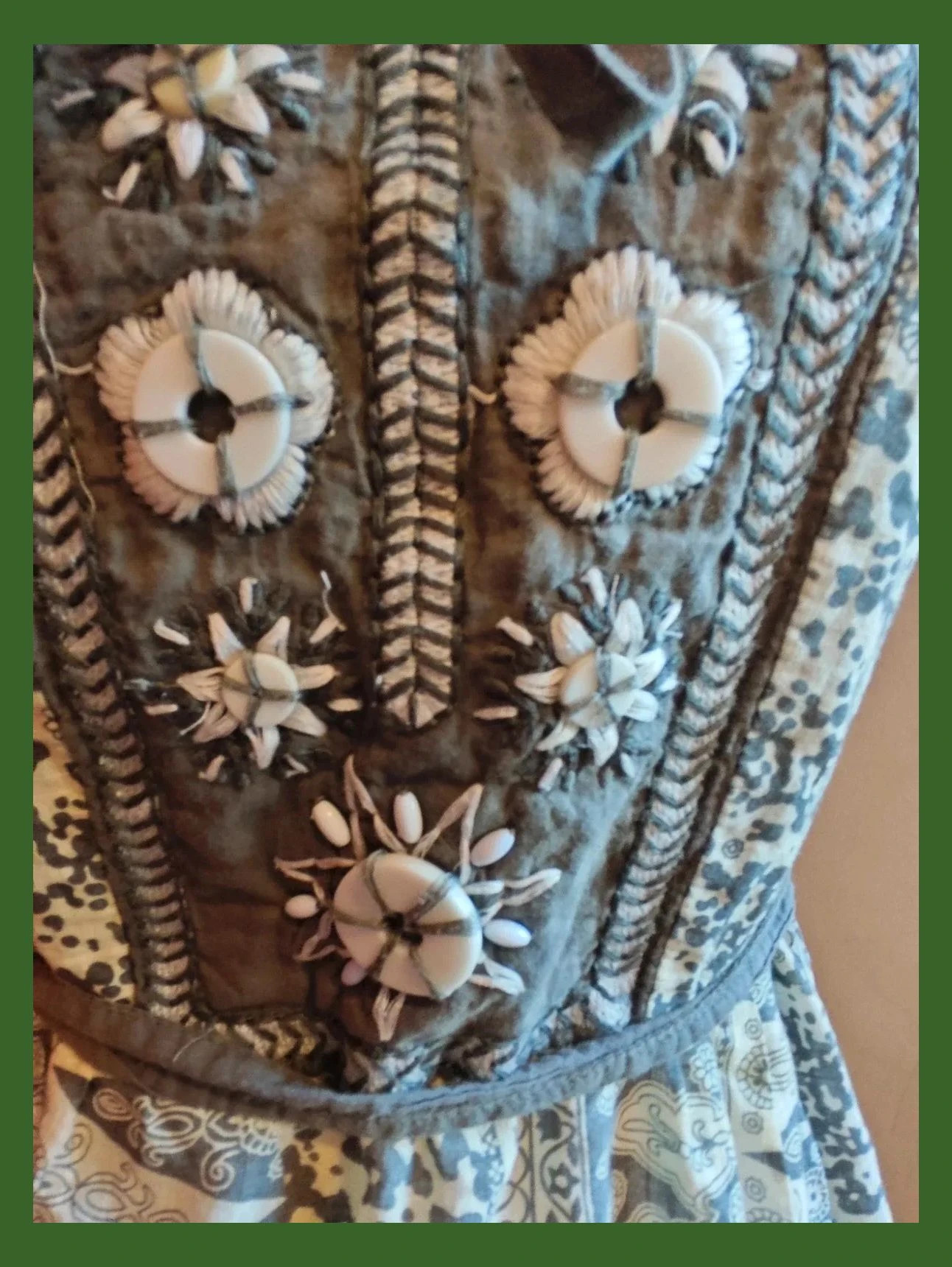 🌺 Vestido mini de algodón estampado gris y crema con bordados y abalorios en escote – Mas Fashion – taille L / 40 / 12 5