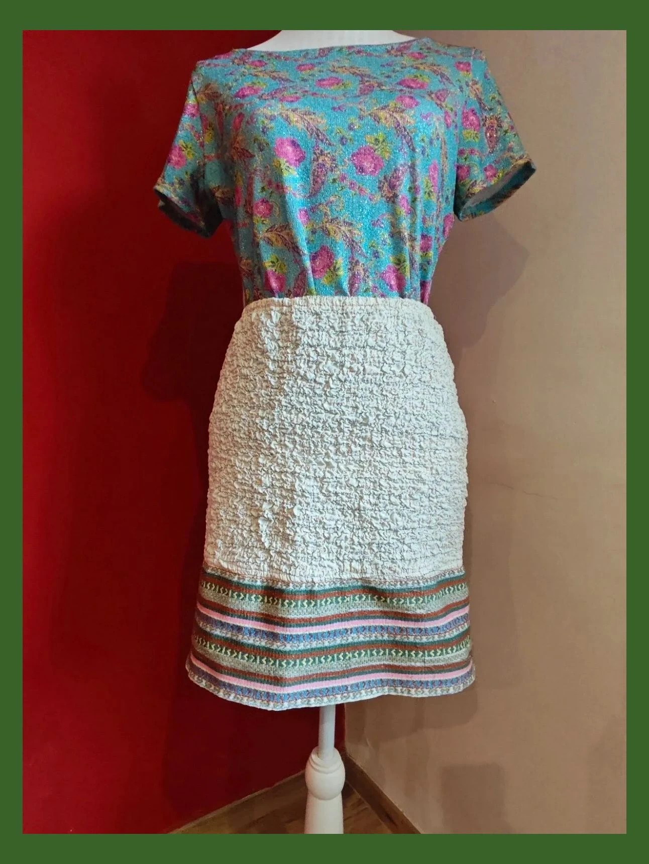 🌺Falda tono crema en tejido de algodón con punto de abeja y franja tipo tribal multicolor en bajo