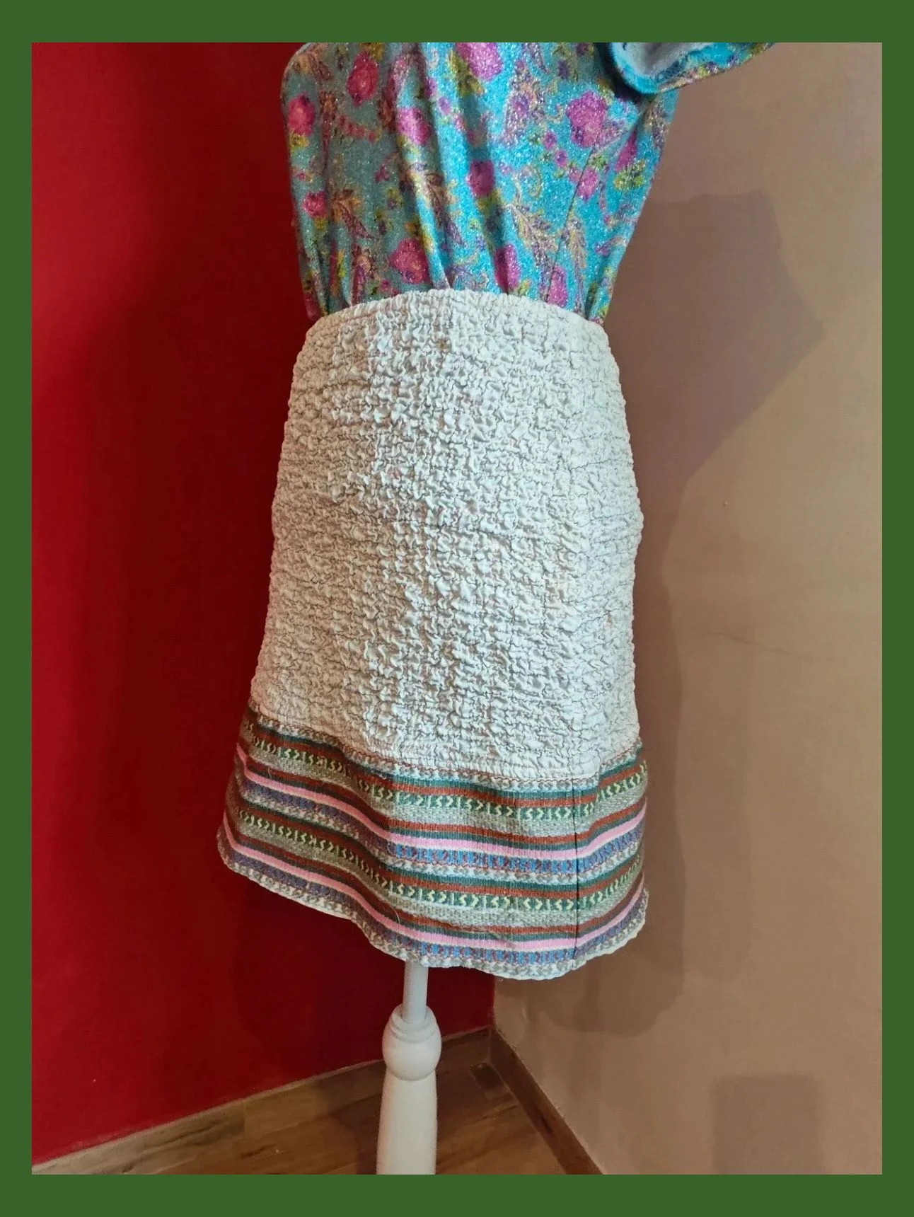 🌺Falda tono crema en tejido de algodón con punto de abeja y franja tipo tribal multicolor en bajo – Strena – taille XXL / 44 / 16 4