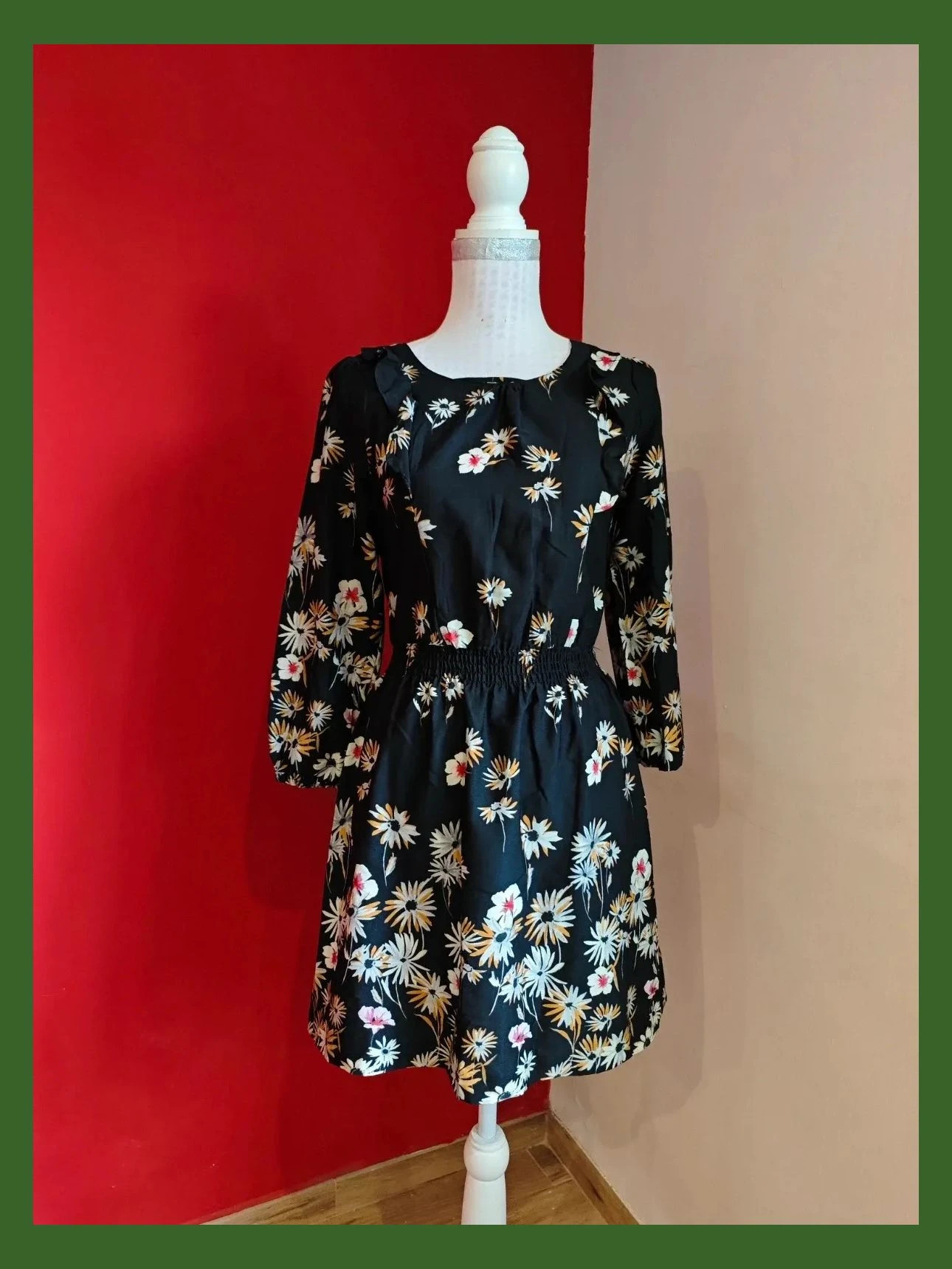 🌺 Vestido negro con estampado floral y volantitos en escote