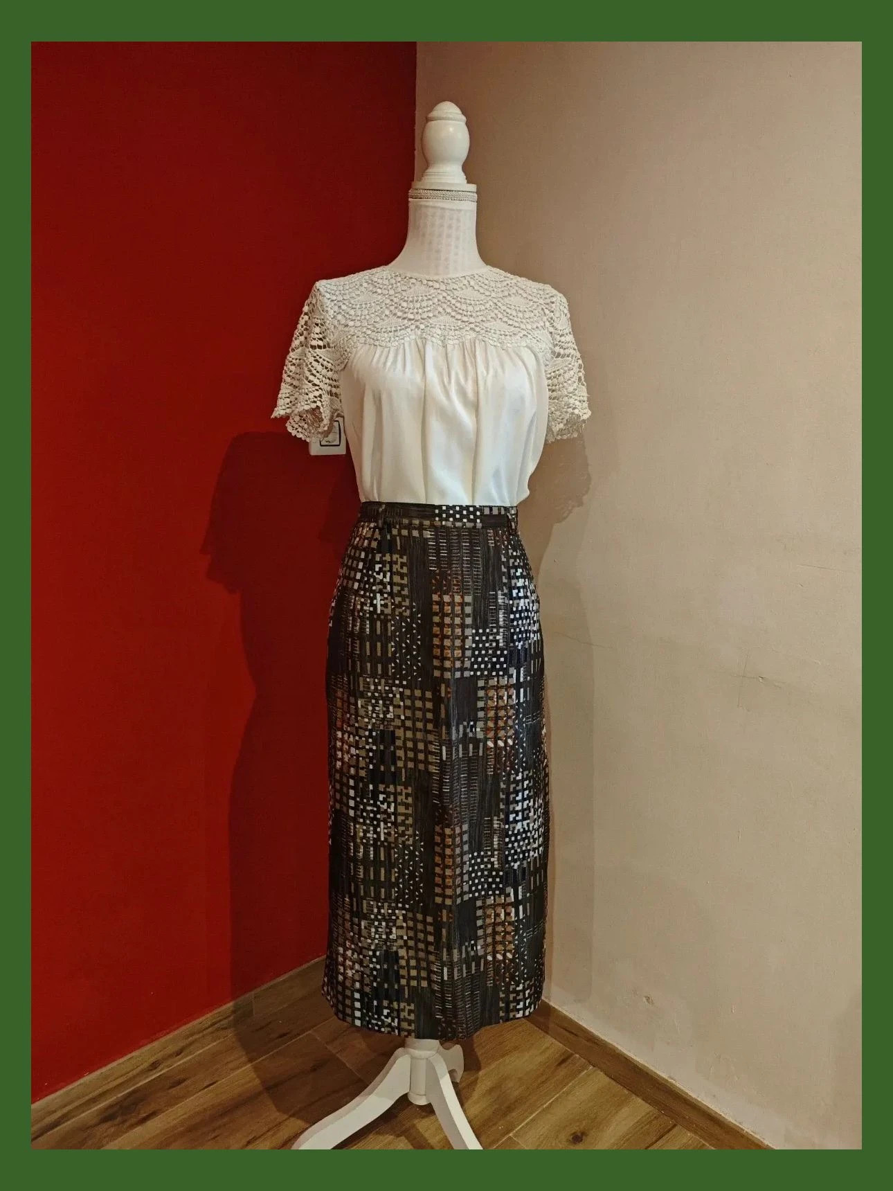 🌺 Elegante falda midi hecha a medida en modista con estampado abstracto