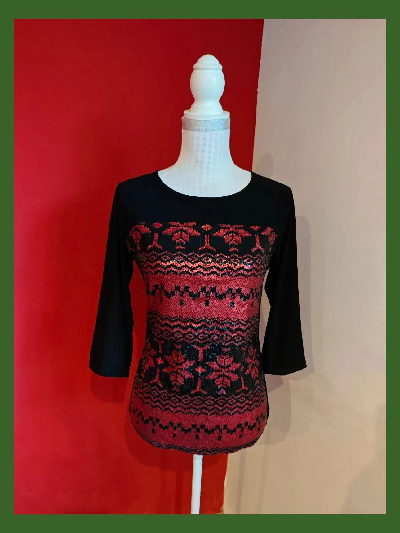🌺 Bonita camiseta negra con la parte delantera con lentejuelas negras y rojas formando grecas