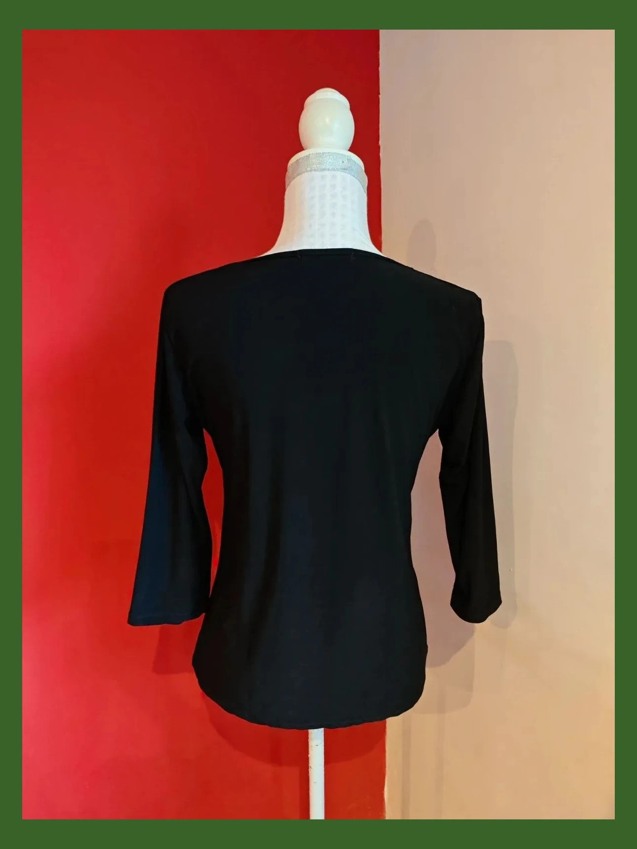 🌺 Bonita camiseta negra con la parte delantera con lentejuelas negras y rojas formando grecas – Festa – taille L / 40 / 12 4