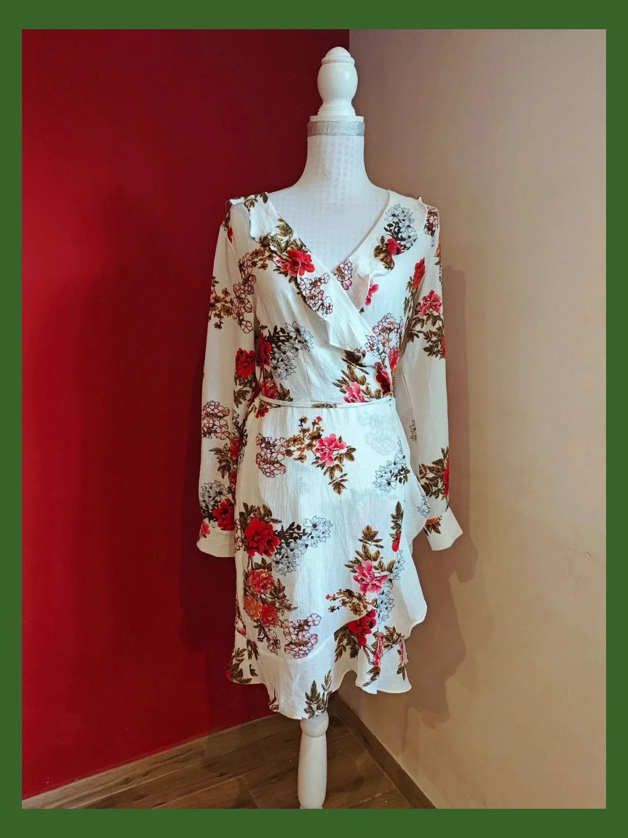 🌺Estiloso vestido cruzado con volante por todo el borde, fondo crema con estampado floral