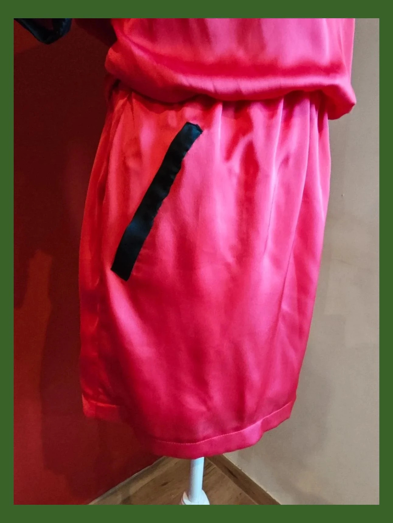 🌺 Bonito vestido mini de raso rojo y negro – Fussyon – taille L / 40 / 12 5