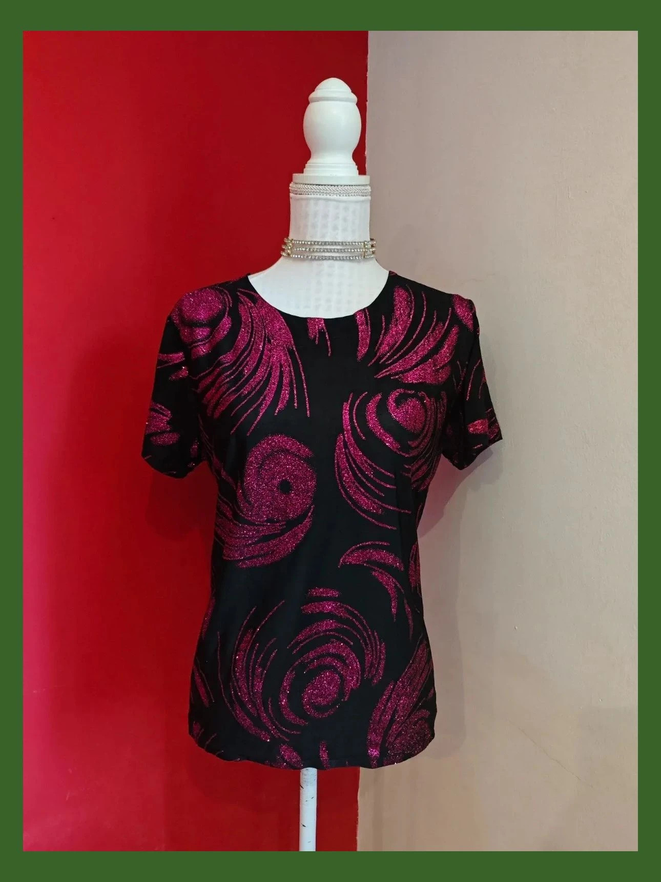 🌺Preciosa camiseta negra con dibujos de espirales color fucsia con brillos – taille XL / 42 / 14