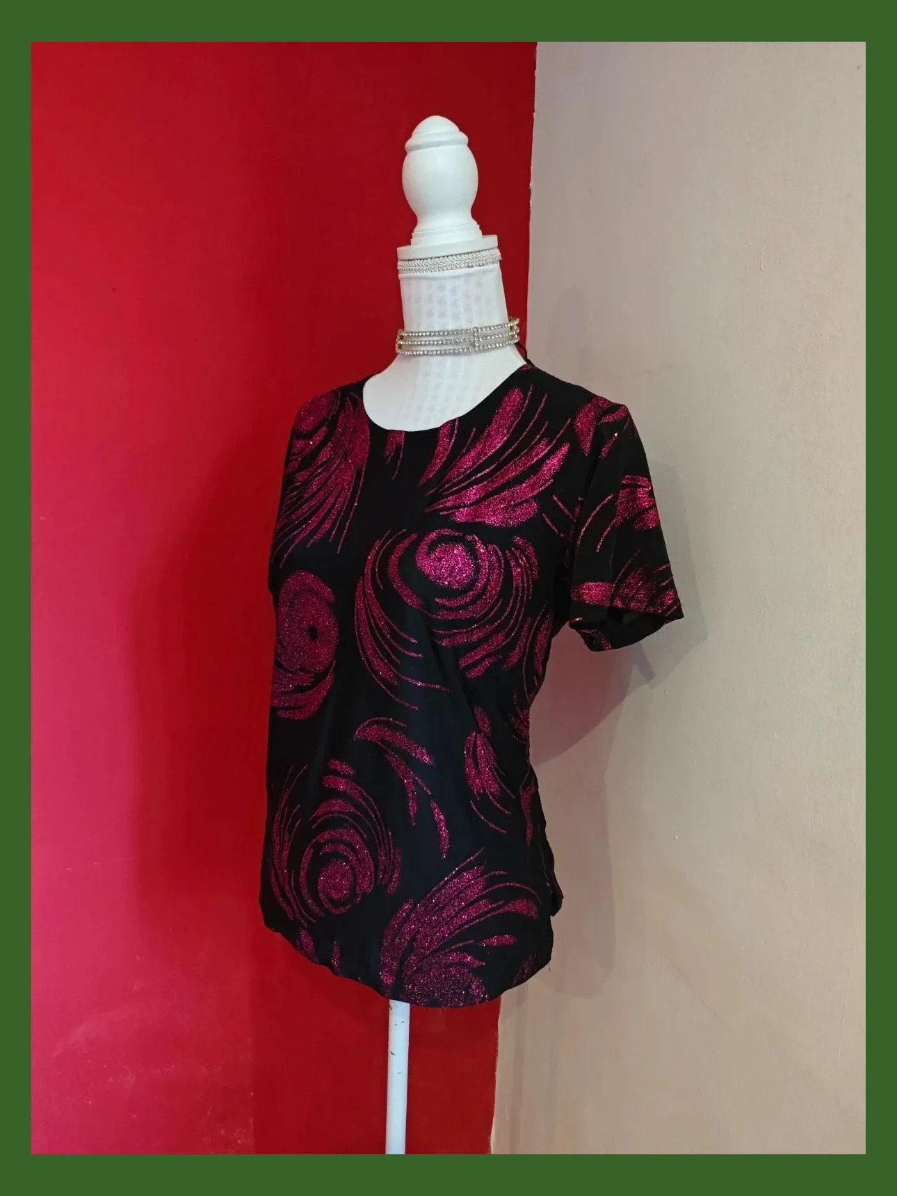 🌺Preciosa camiseta negra con dibujos de espirales color fucsia con brillos – taille XL / 42 / 14 2